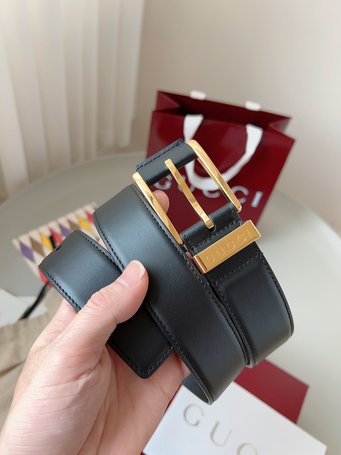  Gucci
标志性GG图案继续为皮革配饰增色添彩，以现代风范演绎昔日经典。这款窄版腰带以GG皮革制作，