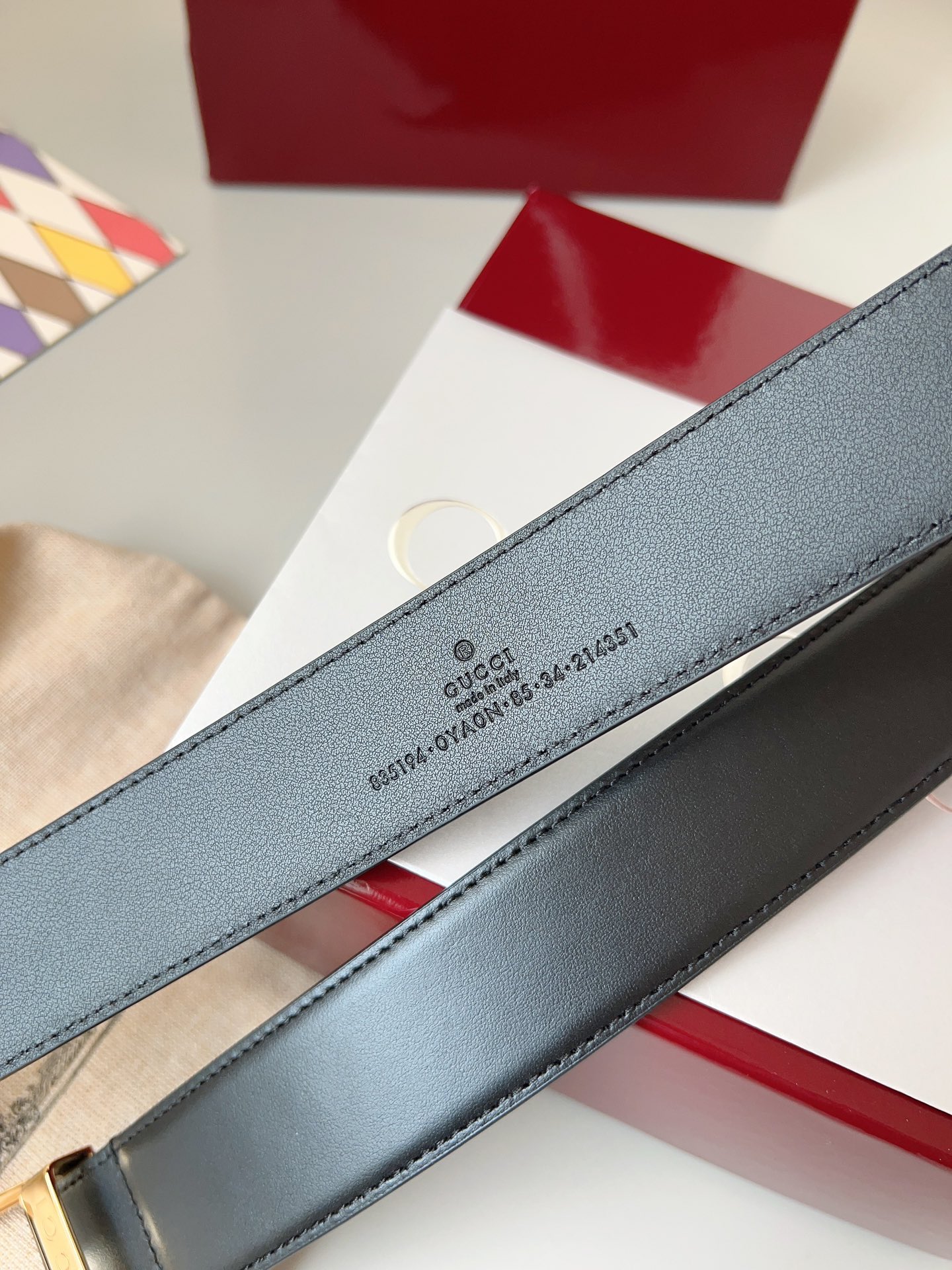  Gucci
标志性GG图案继续为皮革配饰增色添彩，以现代风范演绎昔日经典。这款窄版腰带以GG皮革制作，