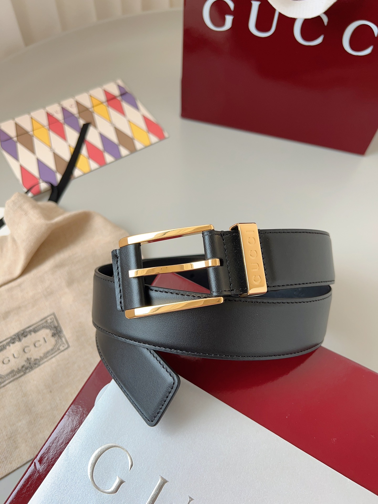  Gucci
标志性GG图案继续为皮革配饰增色添彩，以现代风范演绎昔日经典。这款窄版腰带以GG皮革制作，