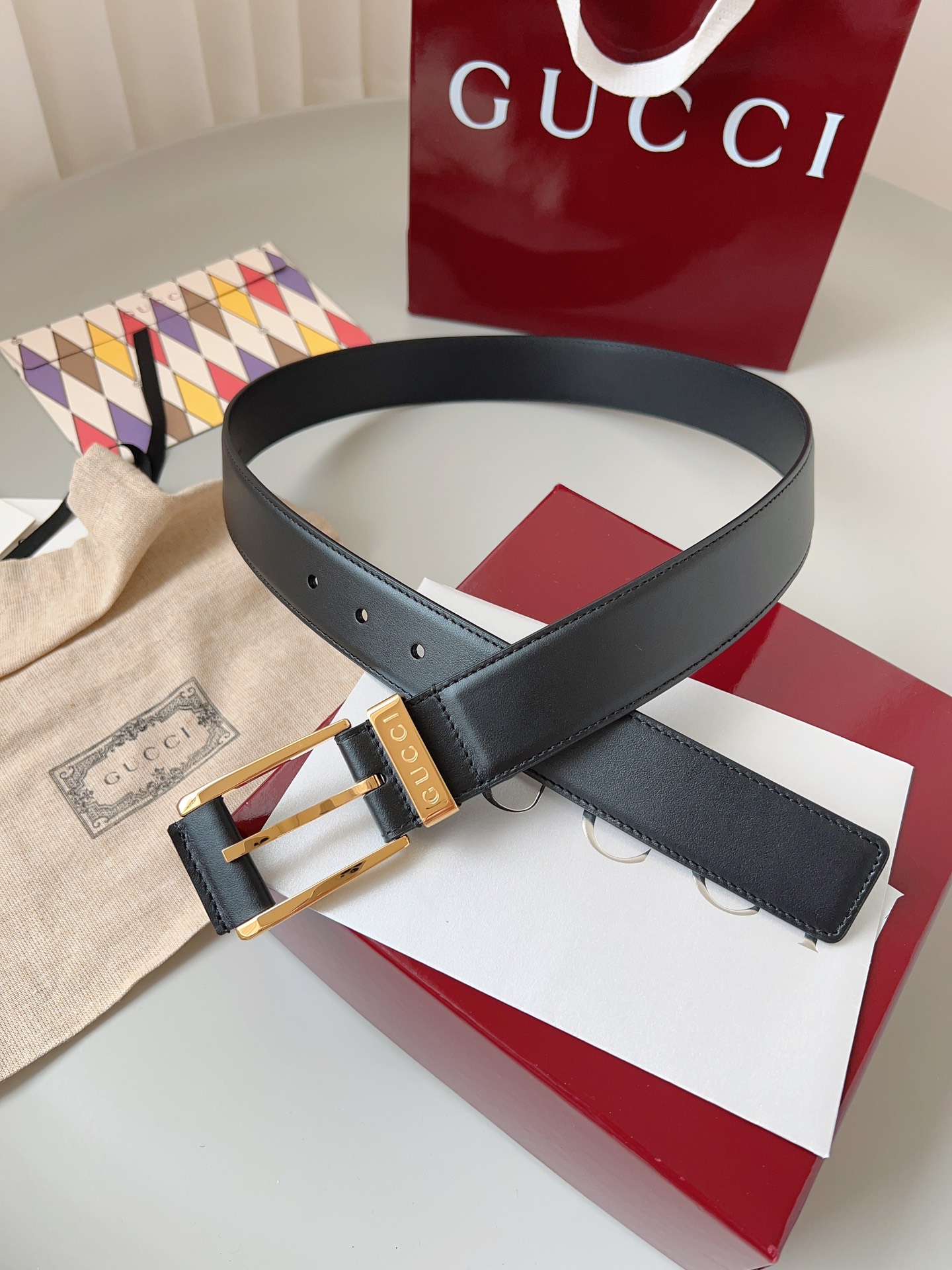  Gucci
标志性GG图案继续为皮革配饰增色添彩，以现代风范演绎昔日经典。这款窄版腰带以GG皮革制作，