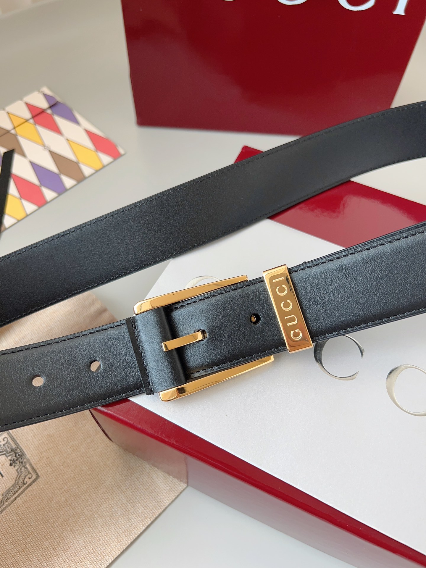  Gucci
标志性GG图案继续为皮革配饰增色添彩，以现代风范演绎昔日经典。这款窄版腰带以GG皮革制作，