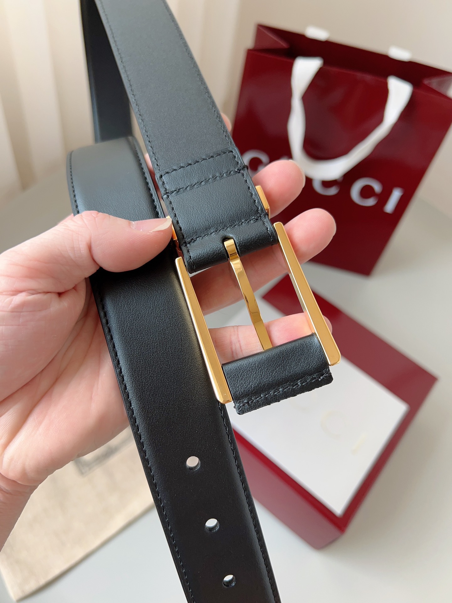  Gucci
标志性GG图案继续为皮革配饰增色添彩，以现代风范演绎昔日经典。这款窄版腰带以GG皮革制作，