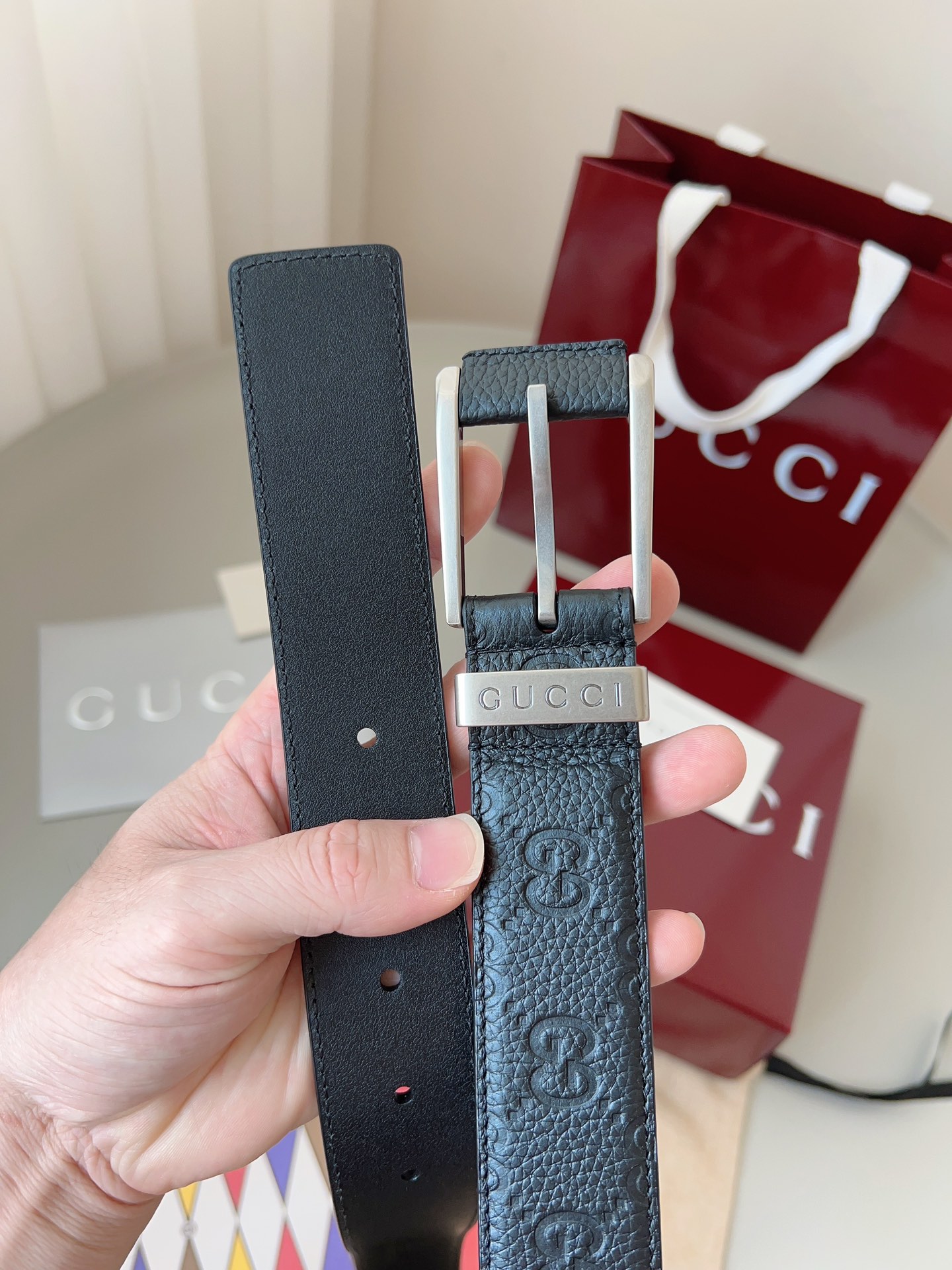  Gucci
标志性GG图案继续为皮革配饰增色添彩，以现代风范演绎昔日经典。这款窄版腰带以GG皮革制作，