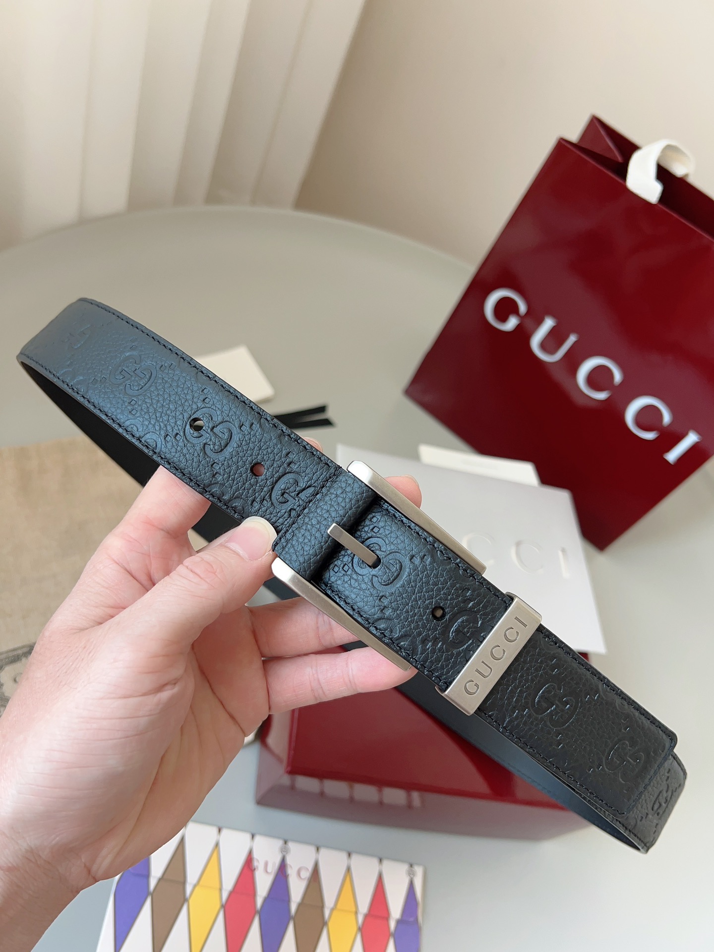  Gucci
标志性GG图案继续为皮革配饰增色添彩，以现代风范演绎昔日经典。这款窄版腰带以GG皮革制作，