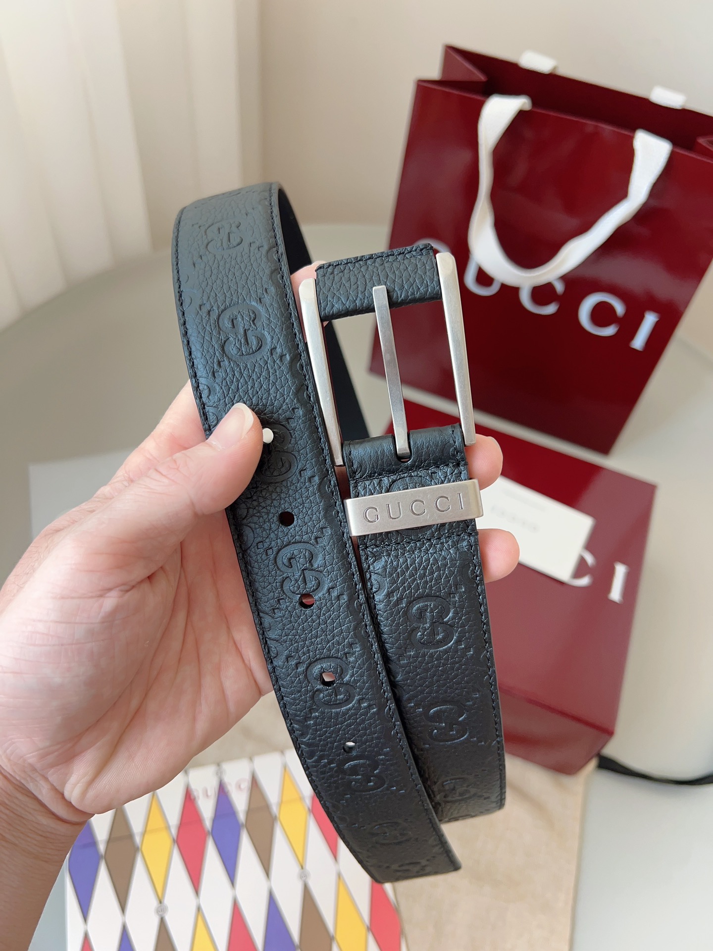  Gucci
标志性GG图案继续为皮革配饰增色添彩，以现代风范演绎昔日经典。这款窄版腰带以GG皮革制作，