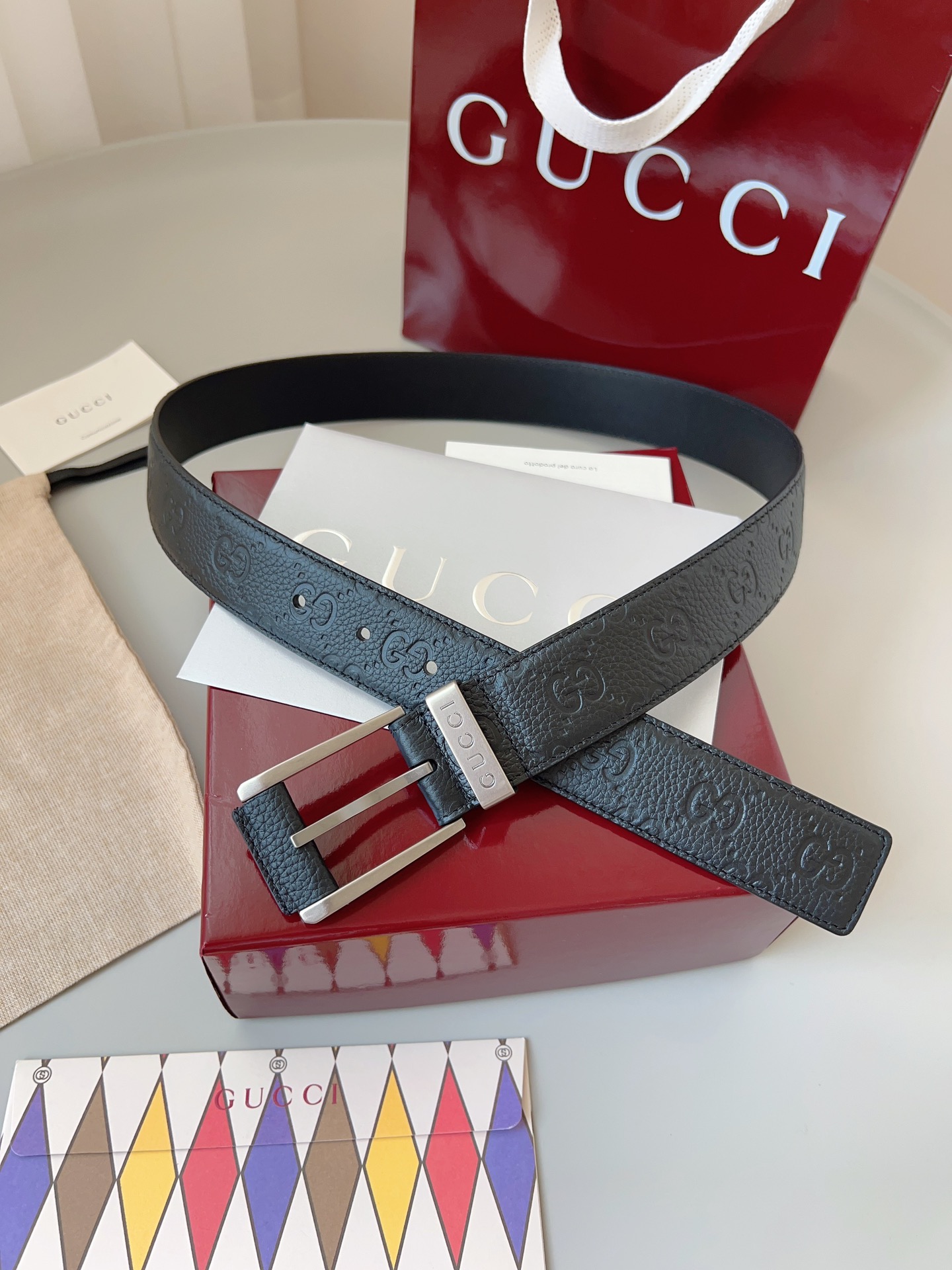  Gucci
标志性GG图案继续为皮革配饰增色添彩，以现代风范演绎昔日经典。这款窄版腰带以GG皮革制作，
