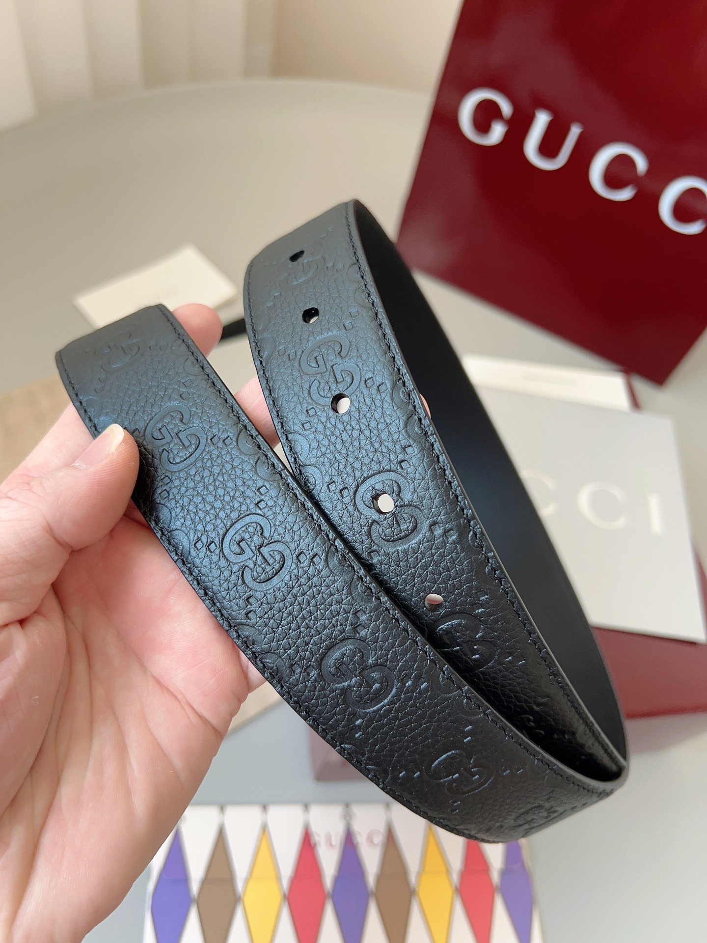  Gucci
标志性GG图案继续为皮革配饰增色添彩，以现代风范演绎昔日经典。这款窄版腰带以GG皮革制作，