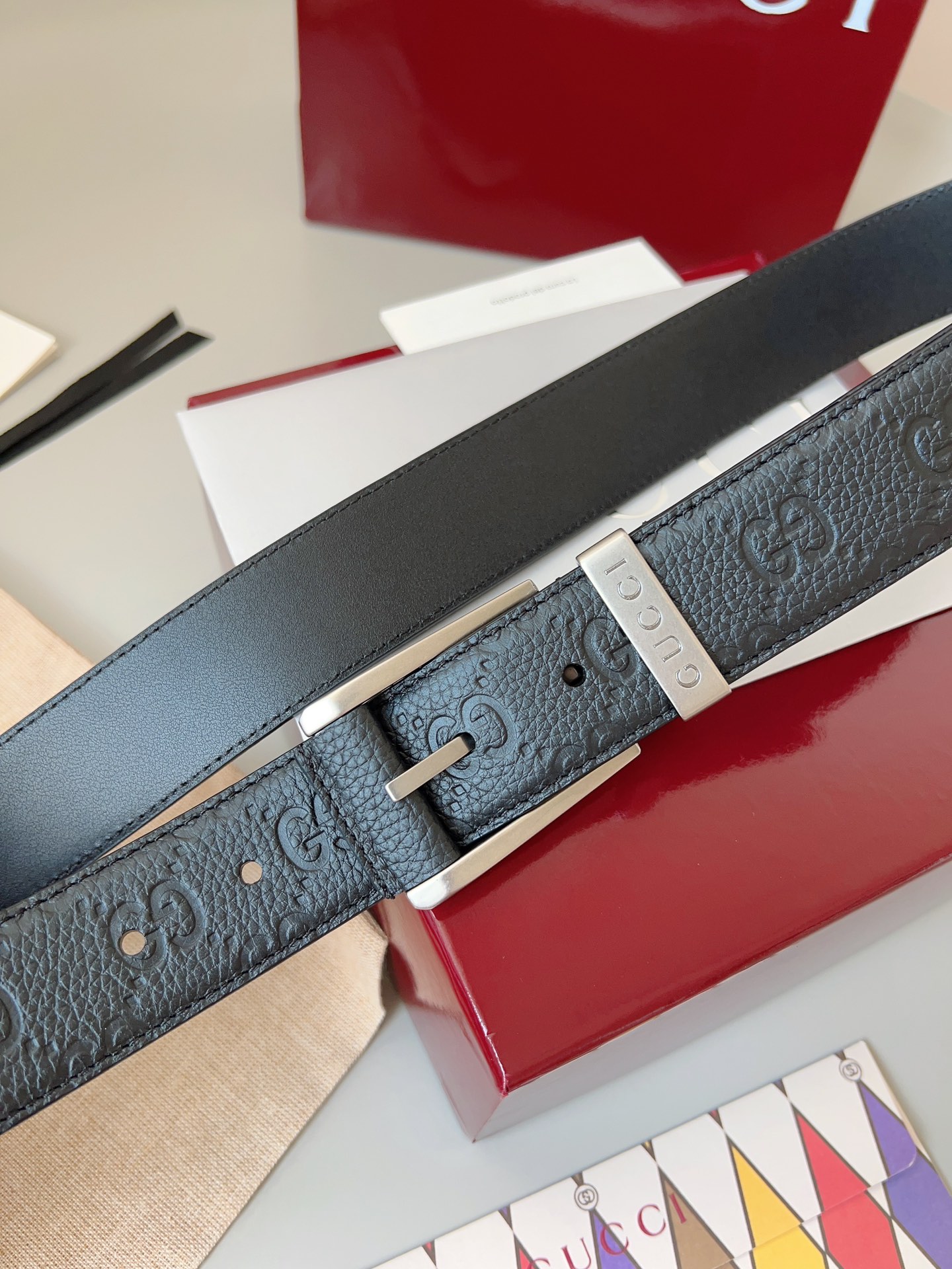  Gucci
标志性GG图案继续为皮革配饰增色添彩，以现代风范演绎昔日经典。这款窄版腰带以GG皮革制作，