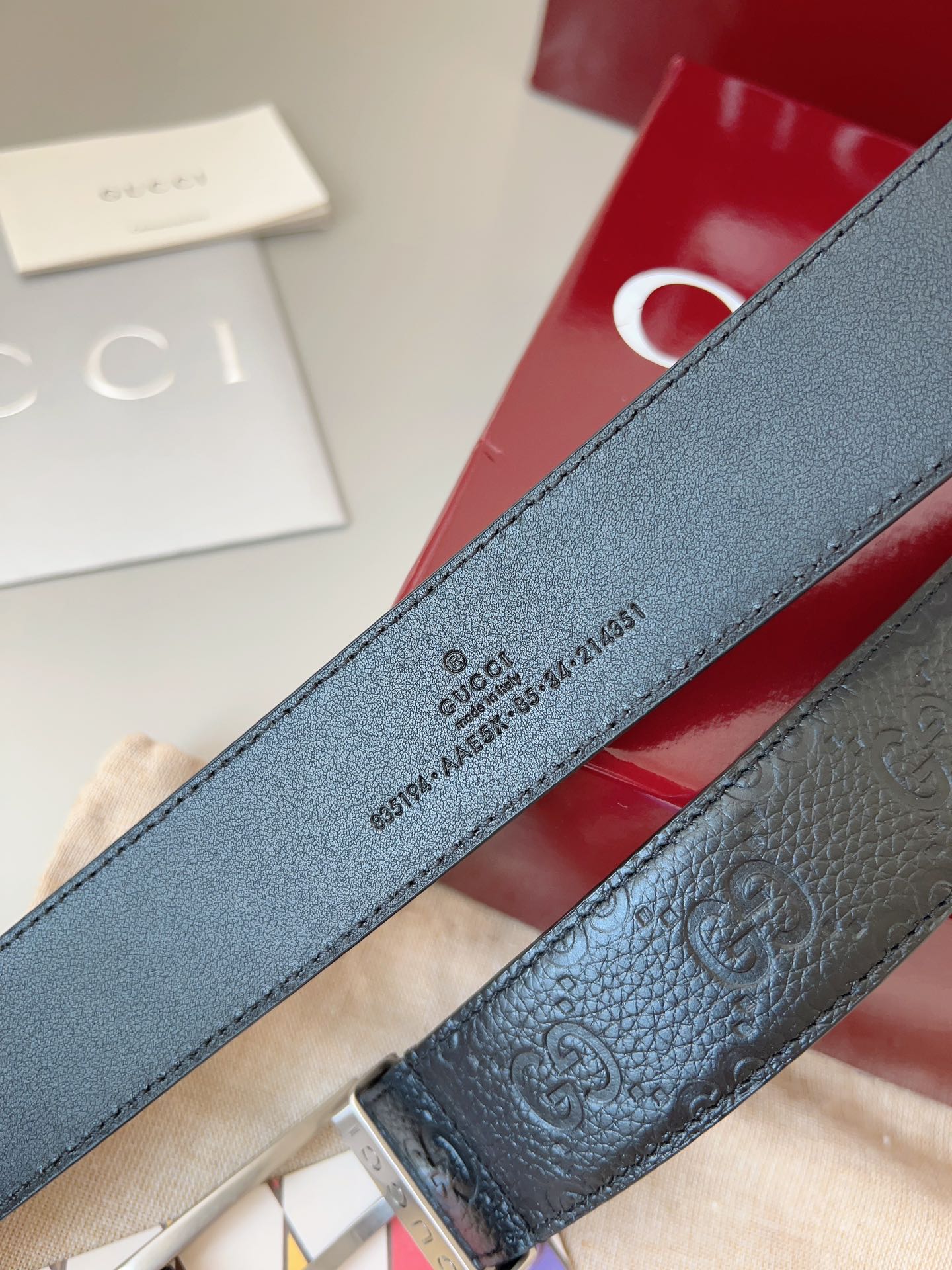  Gucci
标志性GG图案继续为皮革配饰增色添彩，以现代风范演绎昔日经典。这款窄版腰带以GG皮革制作，