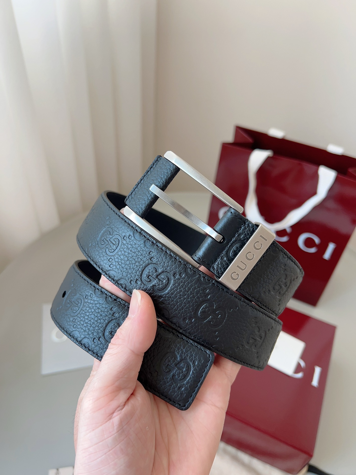  Gucci
标志性GG图案继续为皮革配饰增色添彩，以现代风范演绎昔日经典。这款窄版腰带以GG皮革制作，