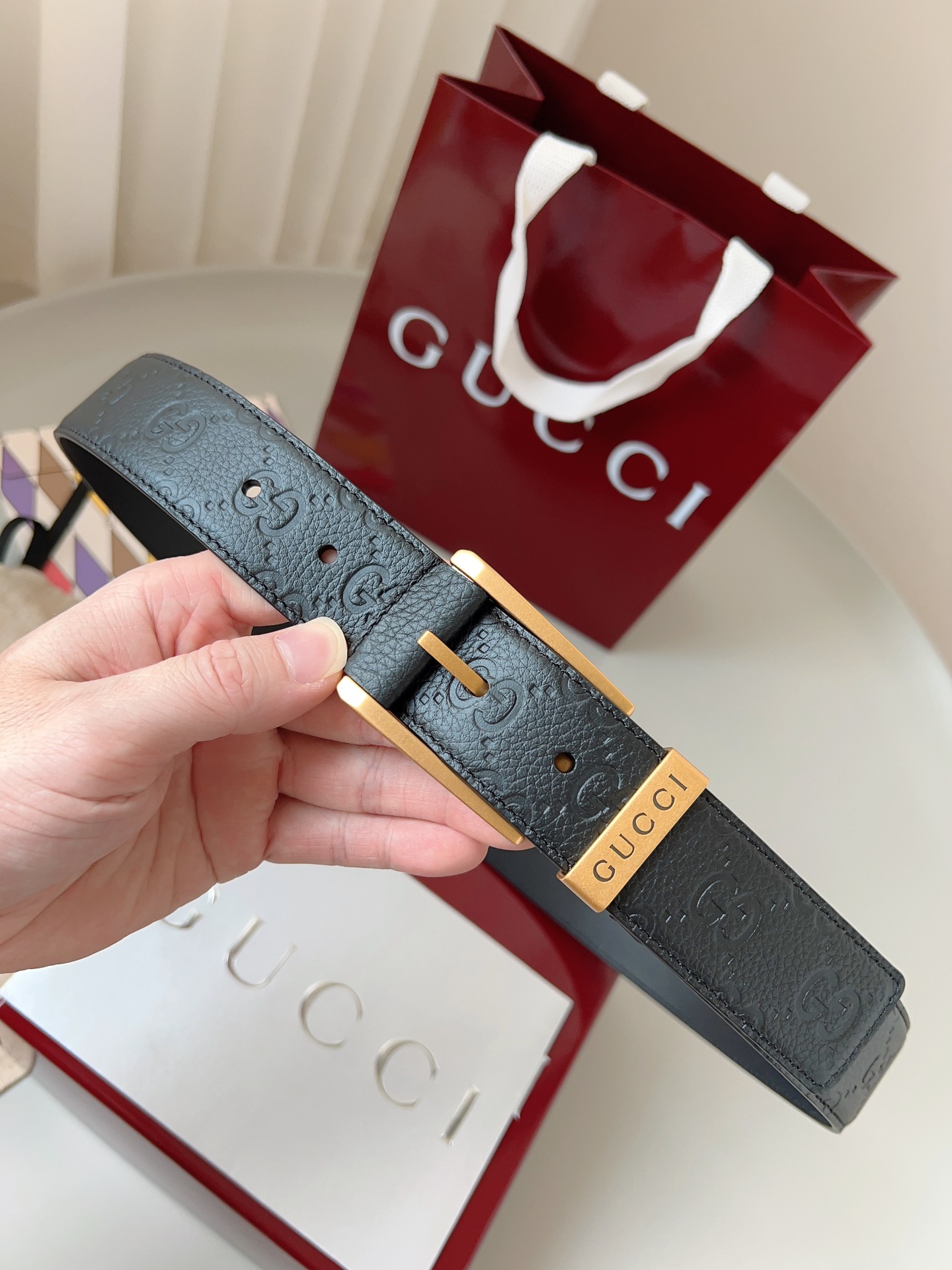  Gucci
标志性GG图案继续为皮革配饰增色添彩，以现代风范演绎昔日经典。这款窄版腰带以GG皮革制作，