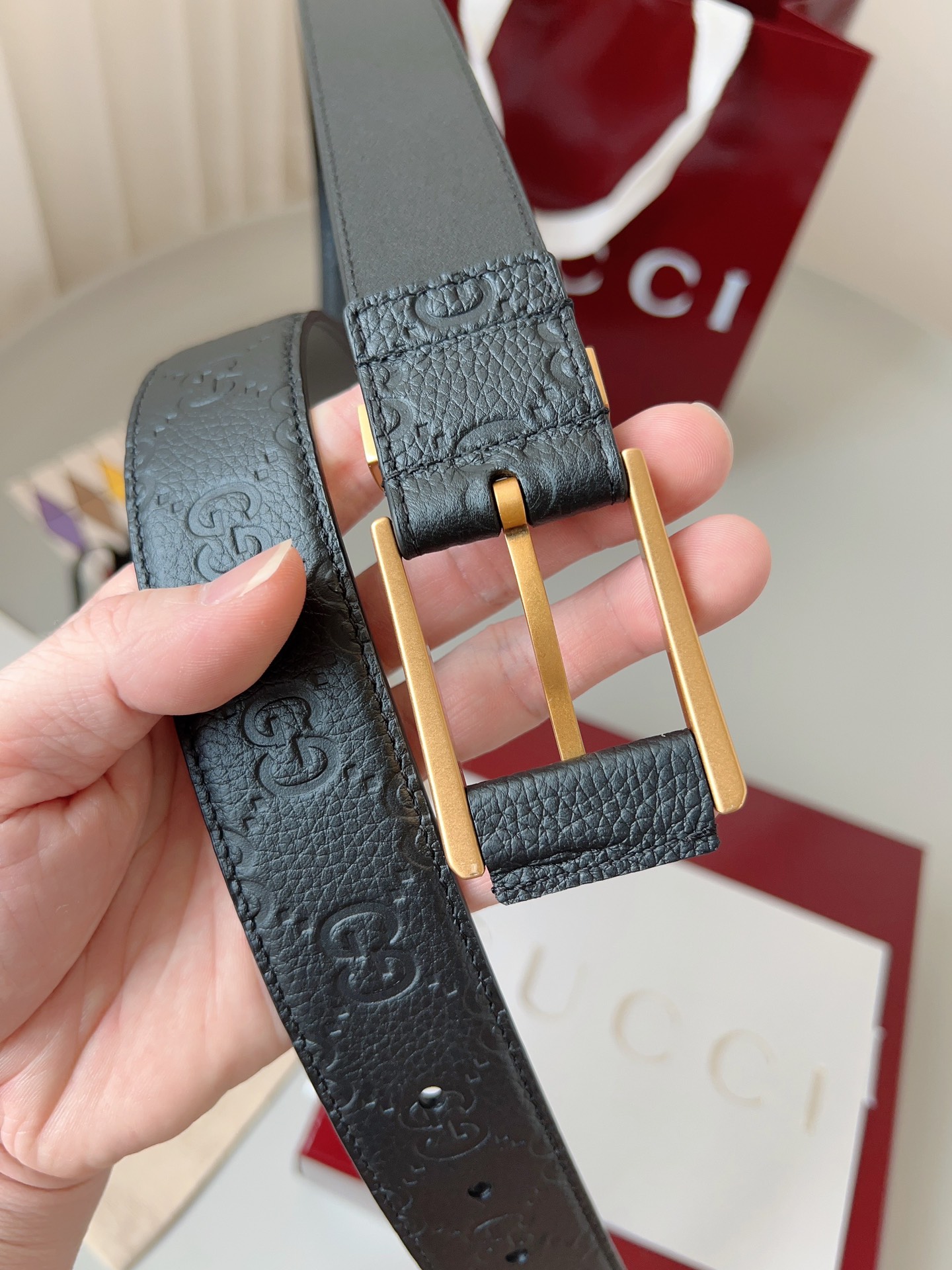  Gucci
标志性GG图案继续为皮革配饰增色添彩，以现代风范演绎昔日经典。这款窄版腰带以GG皮革制作，