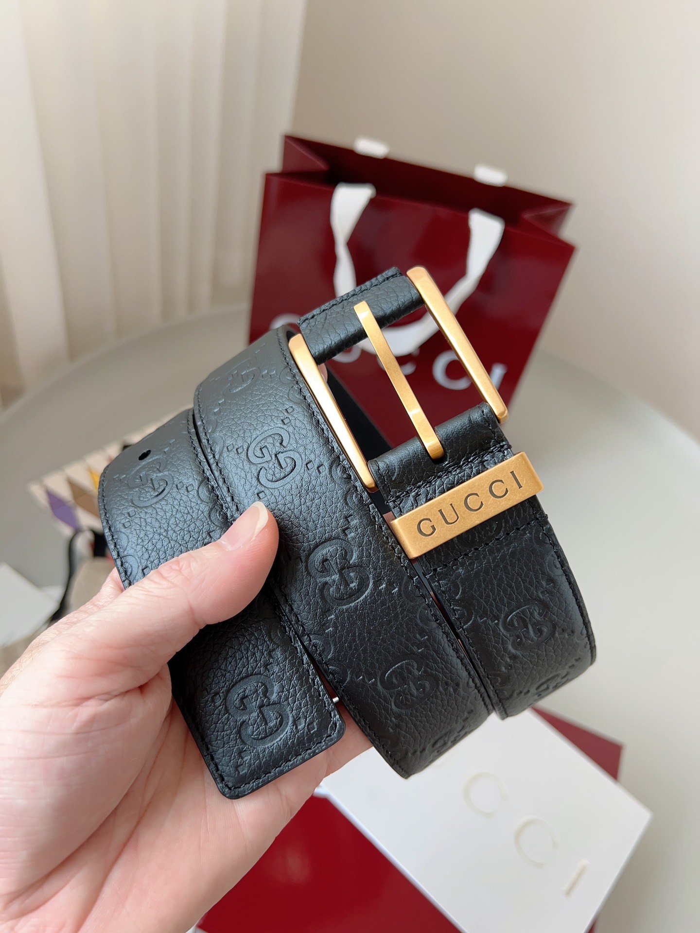  Gucci
标志性GG图案继续为皮革配饰增色添彩，以现代风范演绎昔日经典。这款窄版腰带以GG皮革制作，