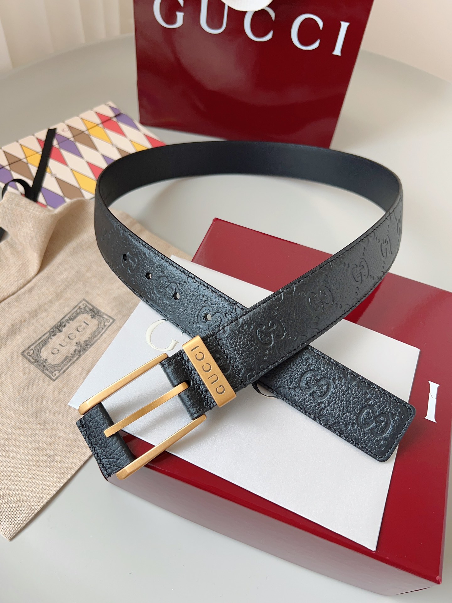  Gucci
标志性GG图案继续为皮革配饰增色添彩，以现代风范演绎昔日经典。这款窄版腰带以GG皮革制作，