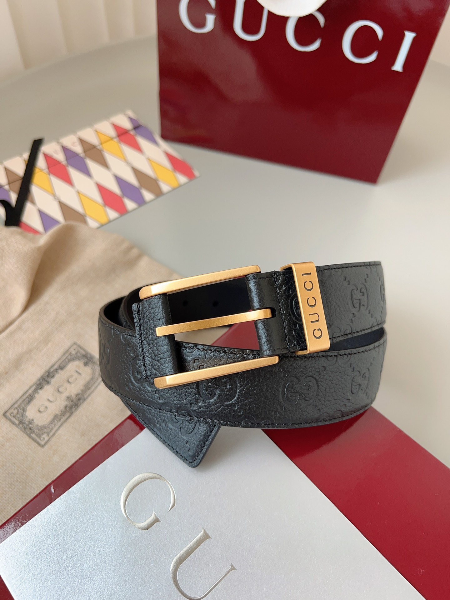  Gucci
标志性GG图案继续为皮革配饰增色添彩，以现代风范演绎昔日经典。这款窄版腰带以GG皮革制作，
