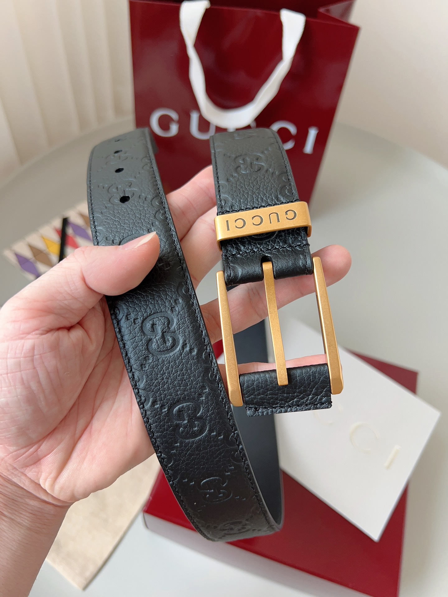  Gucci
标志性GG图案继续为皮革配饰增色添彩，以现代风范演绎昔日经典。这款窄版腰带以GG皮革制作，