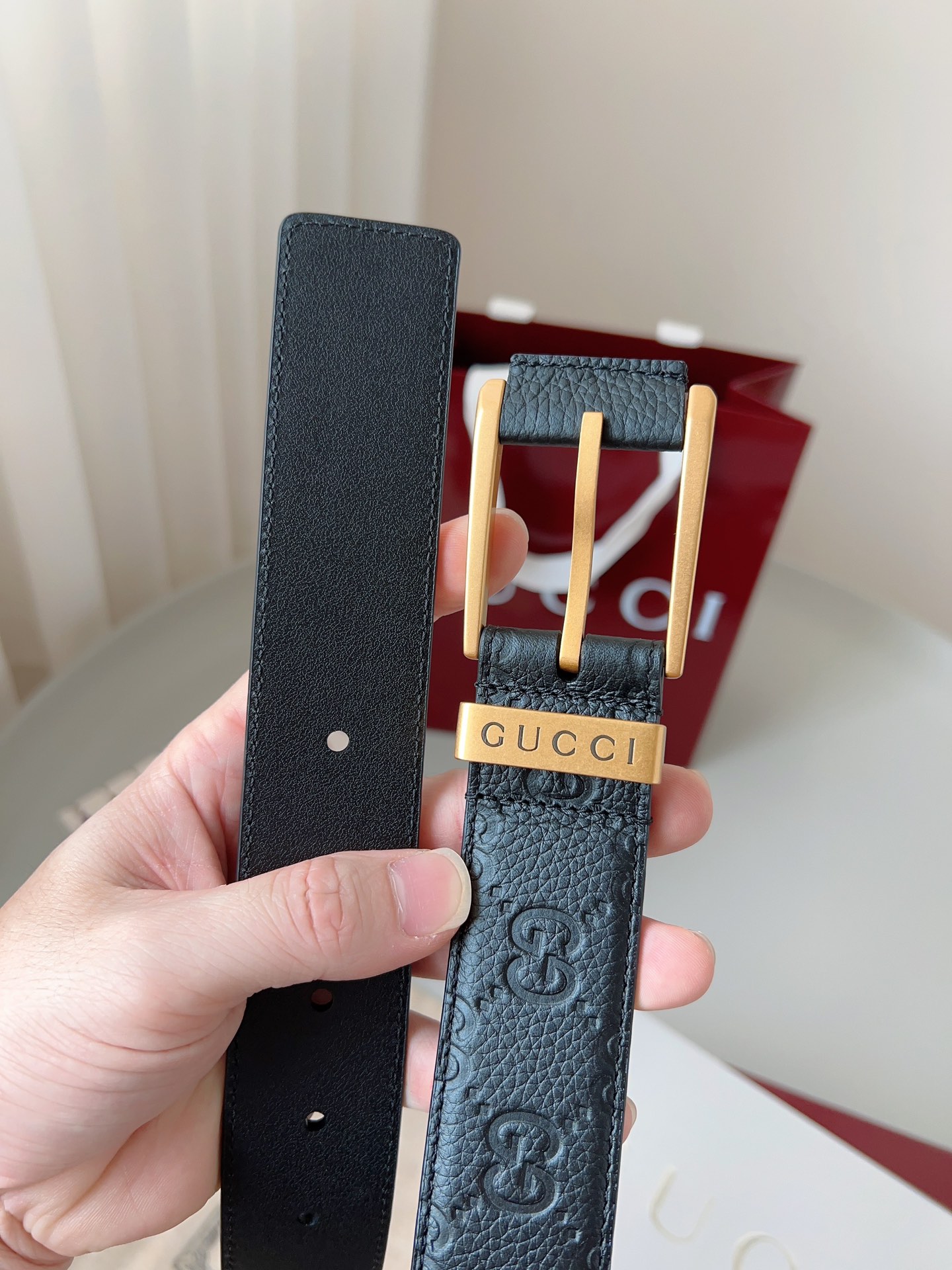  Gucci
标志性GG图案继续为皮革配饰增色添彩，以现代风范演绎昔日经典。这款窄版腰带以GG皮革制作，
