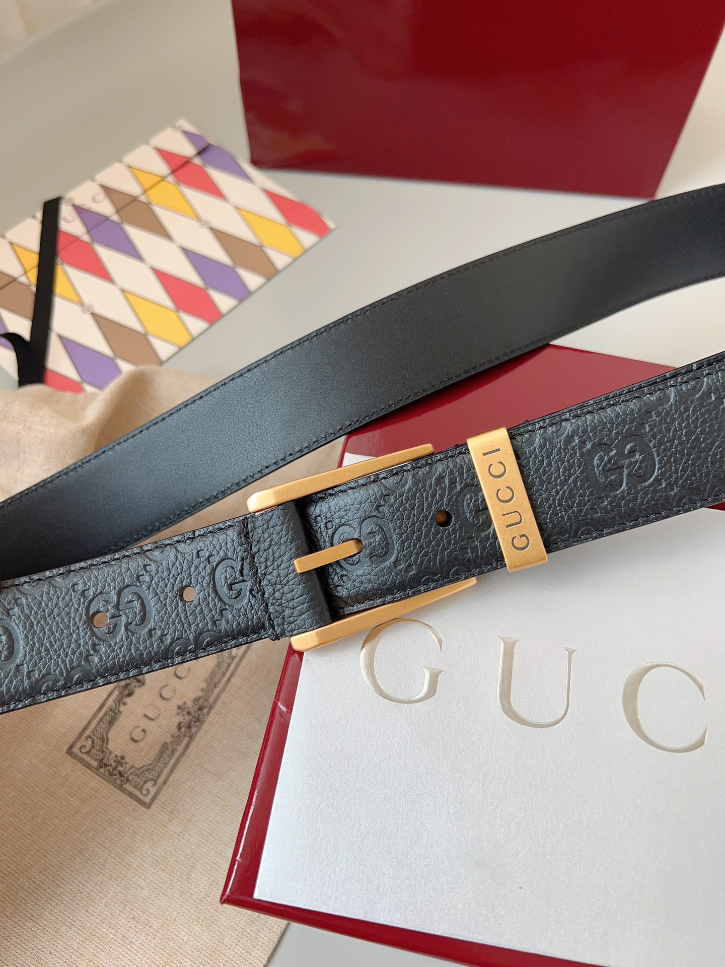  Gucci
标志性GG图案继续为皮革配饰增色添彩，以现代风范演绎昔日经典。这款窄版腰带以GG皮革制作，