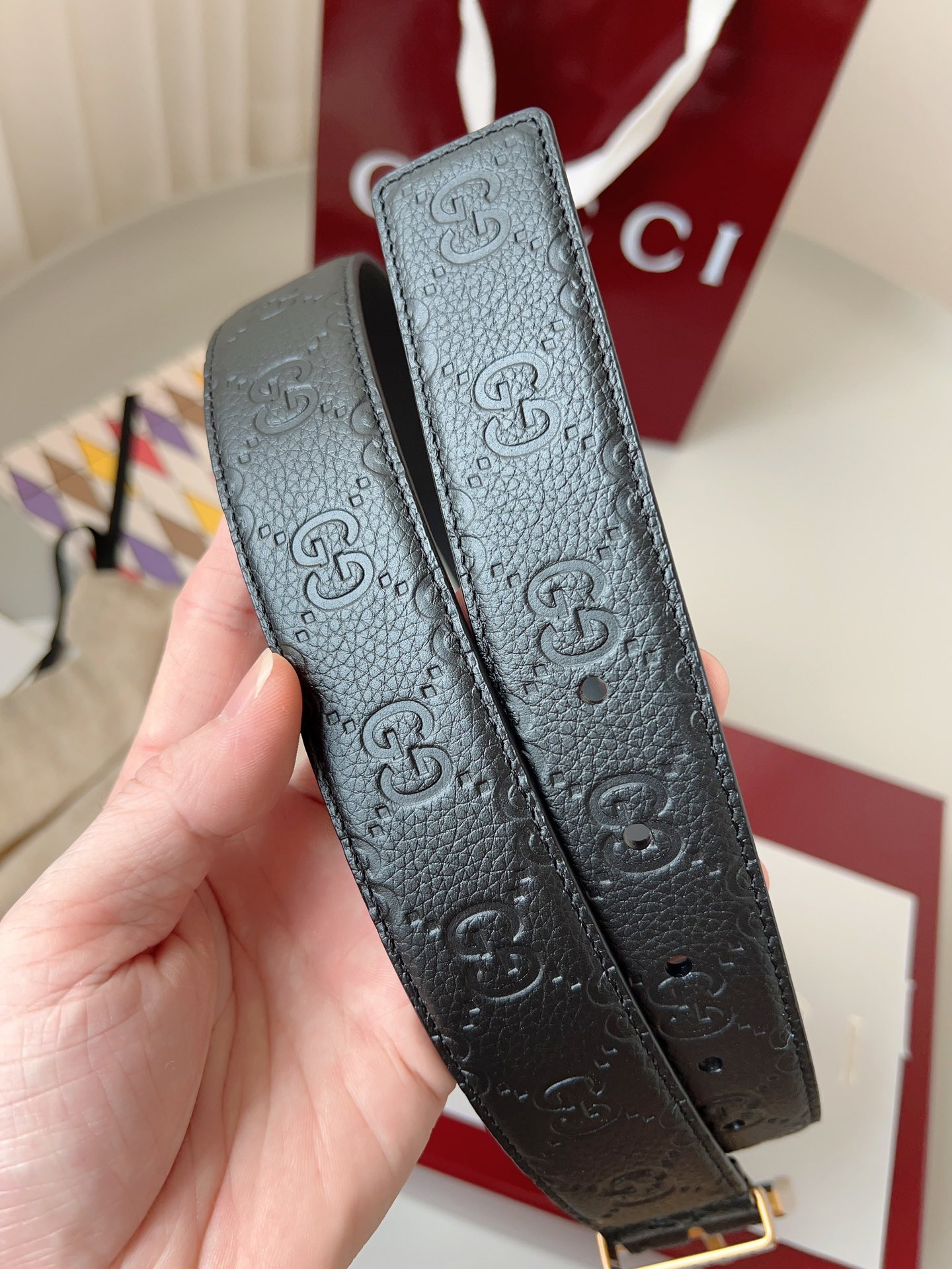  Gucci
标志性GG图案继续为皮革配饰增色添彩，以现代风范演绎昔日经典。这款窄版腰带以GG皮革制作，