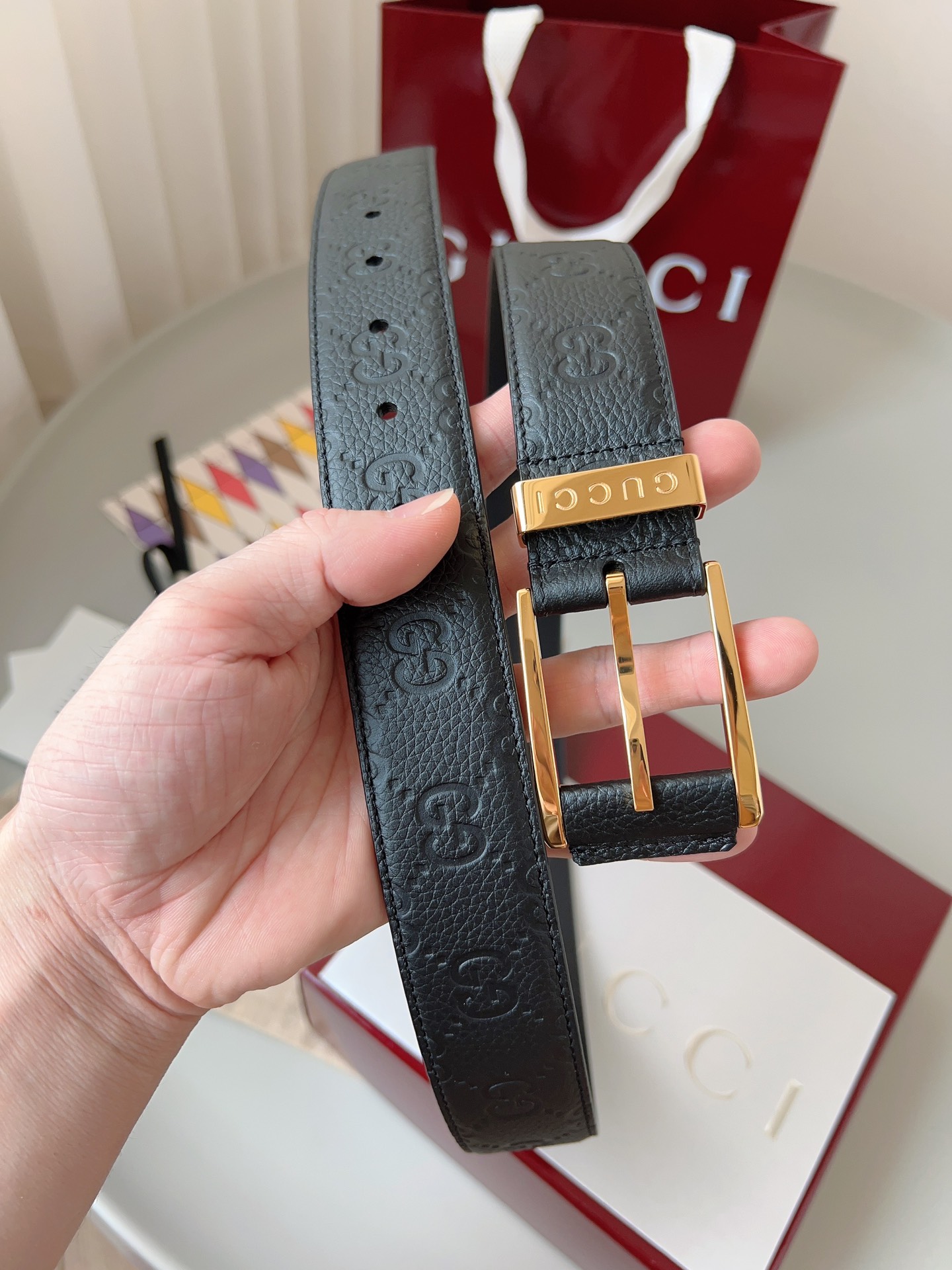  Gucci
标志性GG图案继续为皮革配饰增色添彩，以现代风范演绎昔日经典。这款窄版腰带以GG皮革制作，