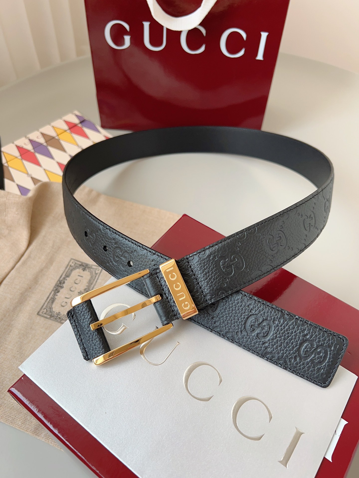  Gucci
标志性GG图案继续为皮革配饰增色添彩，以现代风范演绎昔日经典。这款窄版腰带以GG皮革制作，