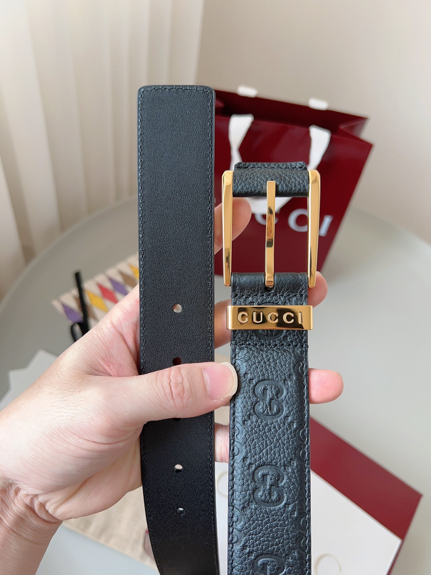  Gucci
标志性GG图案继续为皮革配饰增色添彩，以现代风范演绎昔日经典。这款窄版腰带以GG皮革制作，