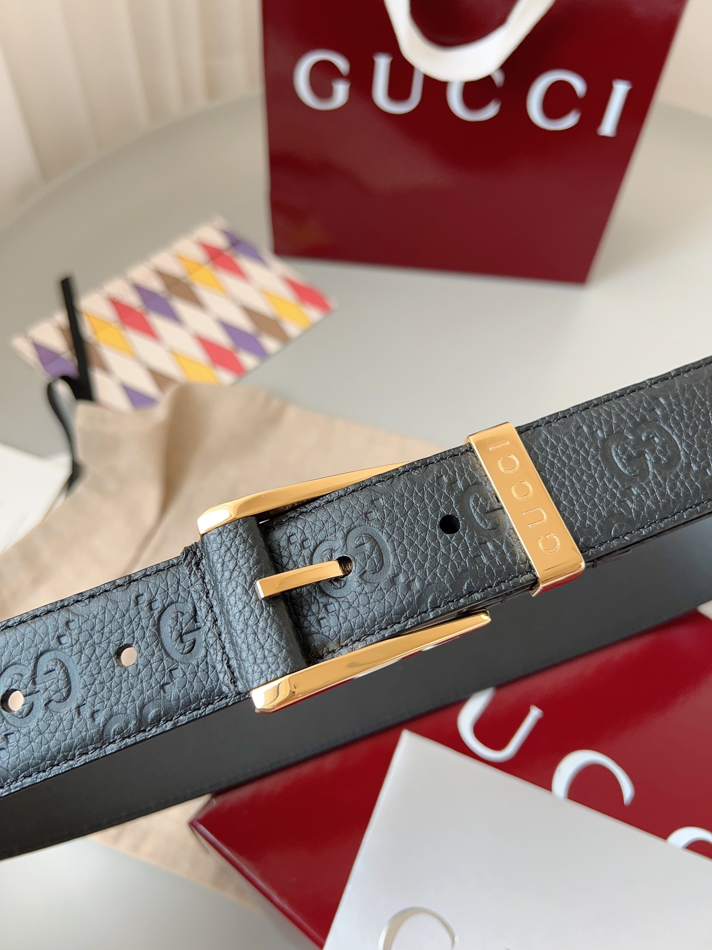  Gucci
标志性GG图案继续为皮革配饰增色添彩，以现代风范演绎昔日经典。这款窄版腰带以GG皮革制作，