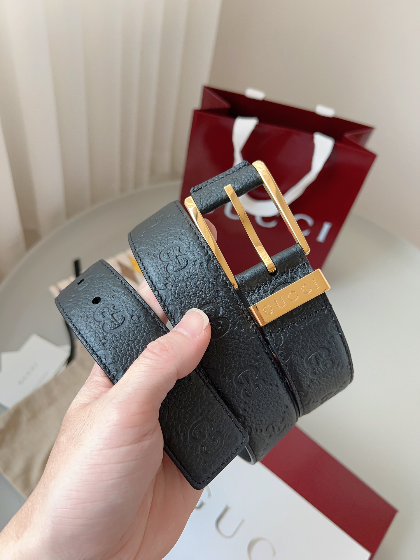  Gucci
标志性GG图案继续为皮革配饰增色添彩，以现代风范演绎昔日经典。这款窄版腰带以GG皮革制作，