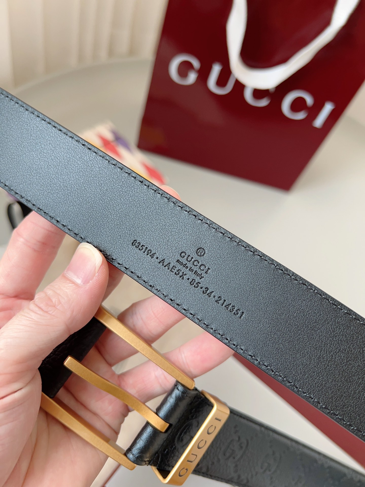  Gucci
标志性GG图案继续为皮革配饰增色添彩，以现代风范演绎昔日经典。这款窄版腰带以GG皮革制作，