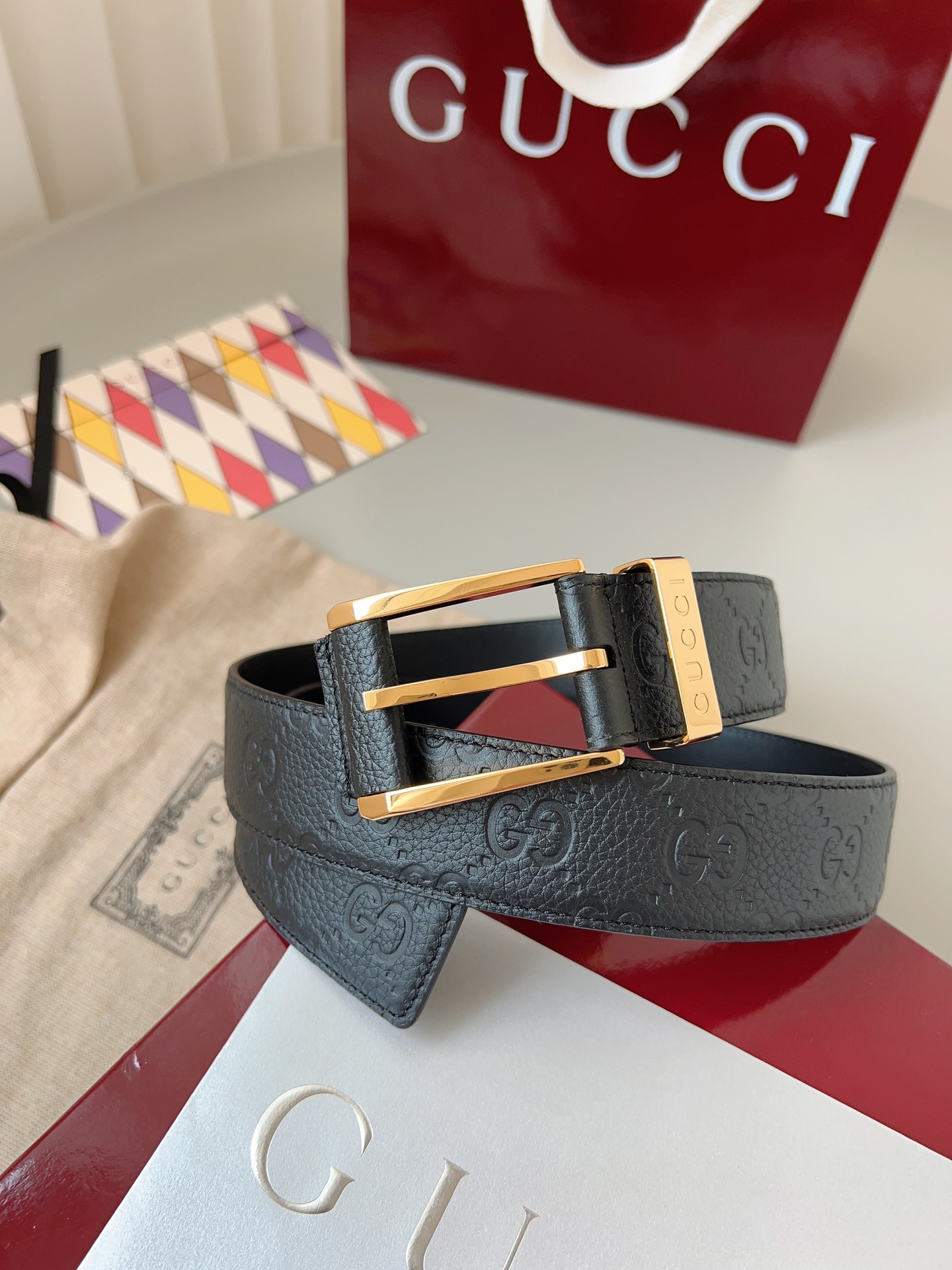  Gucci
标志性GG图案继续为皮革配饰增色添彩，以现代风范演绎昔日经典。这款窄版腰带以GG皮革制作，