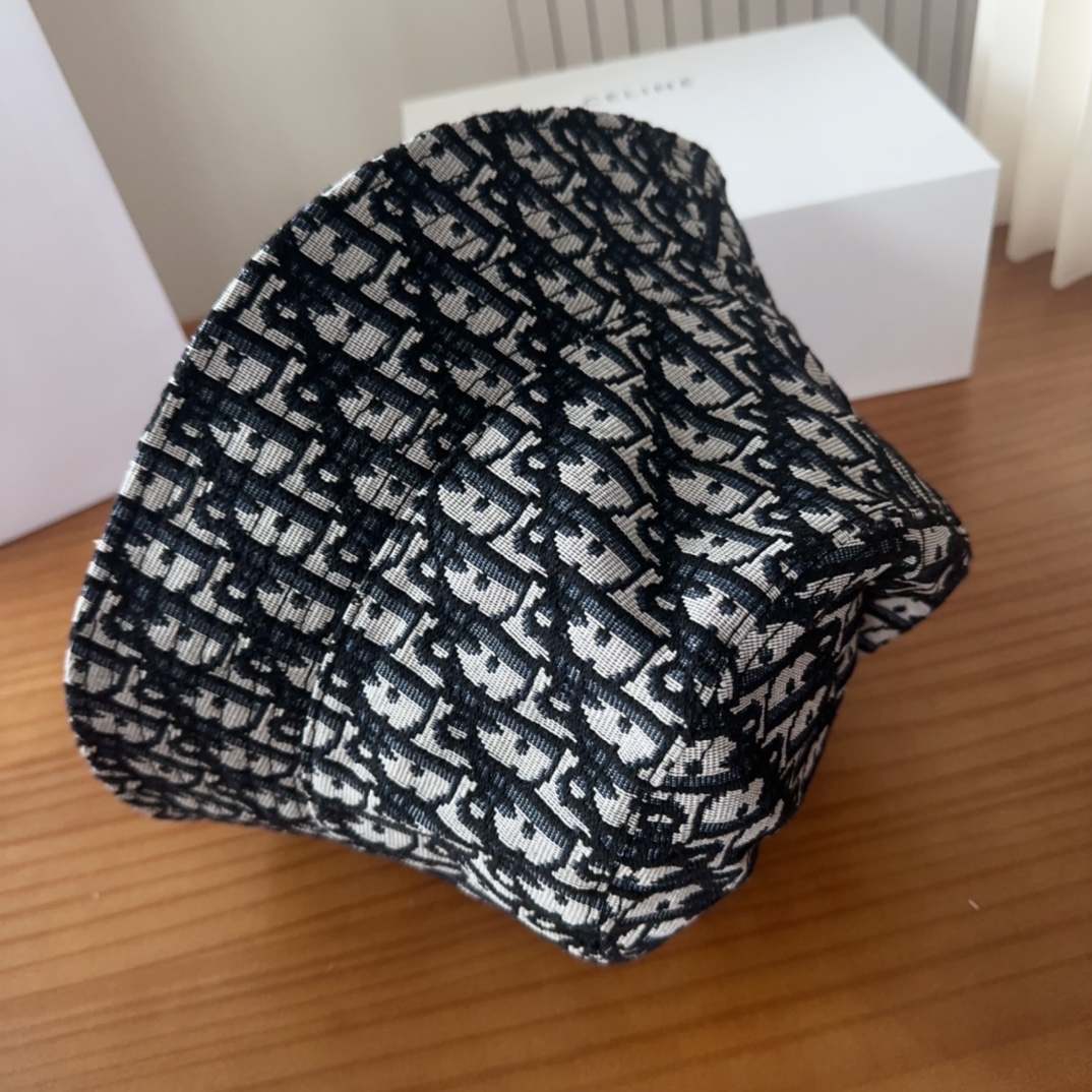 

Dior 迪奥 新款原单渔夫帽， 精致純也格调很有感觉，很酷很时尚，质量超赞