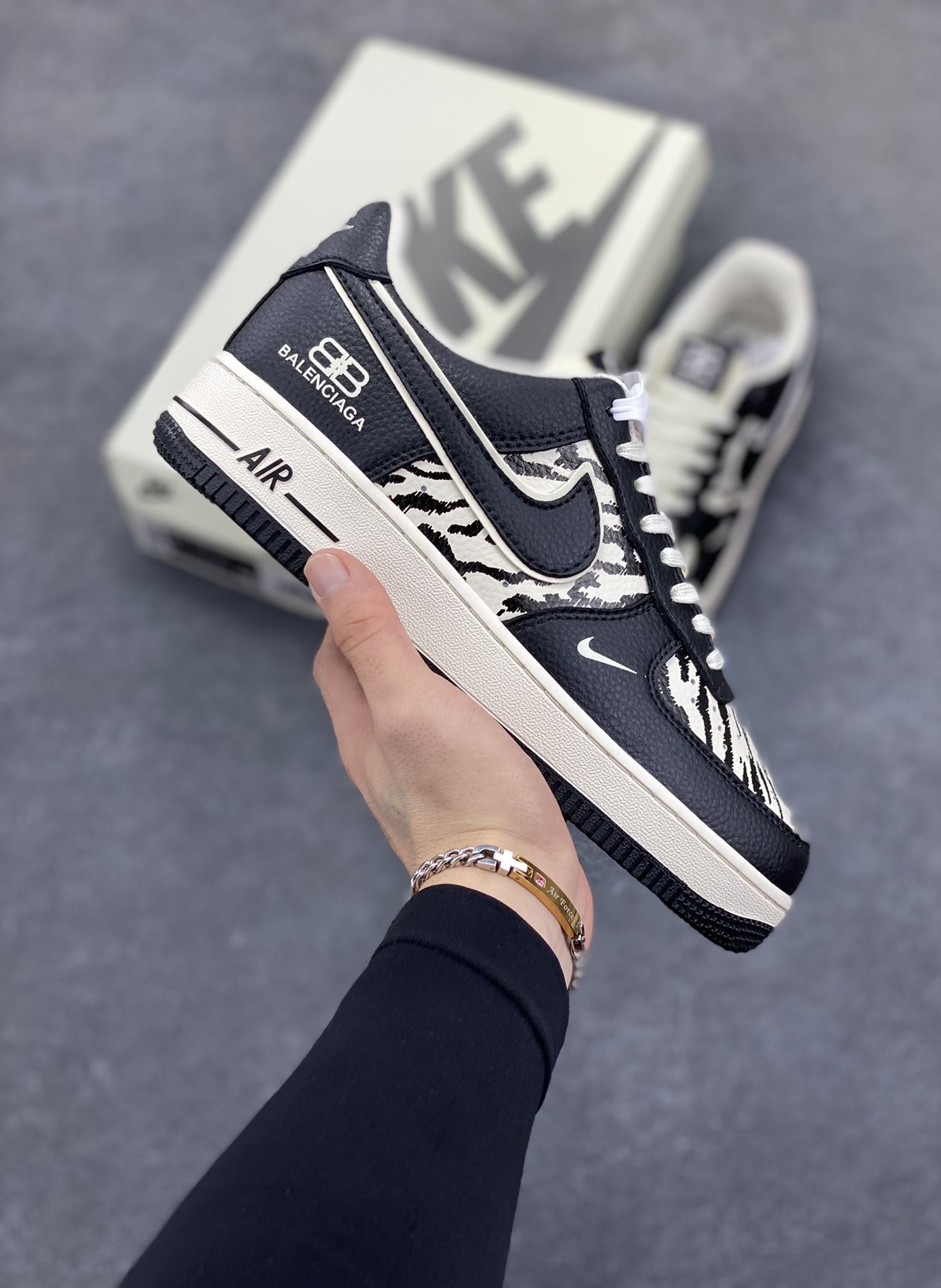 Nike Air Force 1 \’07 Low “巴黎世家联名——雪山米白黑”空军一号 低帮 运动鞋 休闲鞋 折边针车 工艺难度大 原楦头原纸板 原装鞋盒 定制五金配件 内置全掌气垫 原厂鞋底 货号:HJ3318-004 尺码:36 36.5 37.5 38 38.5 39 40 40.5 41 42 42.5 43 44 44.5 45-选品中心