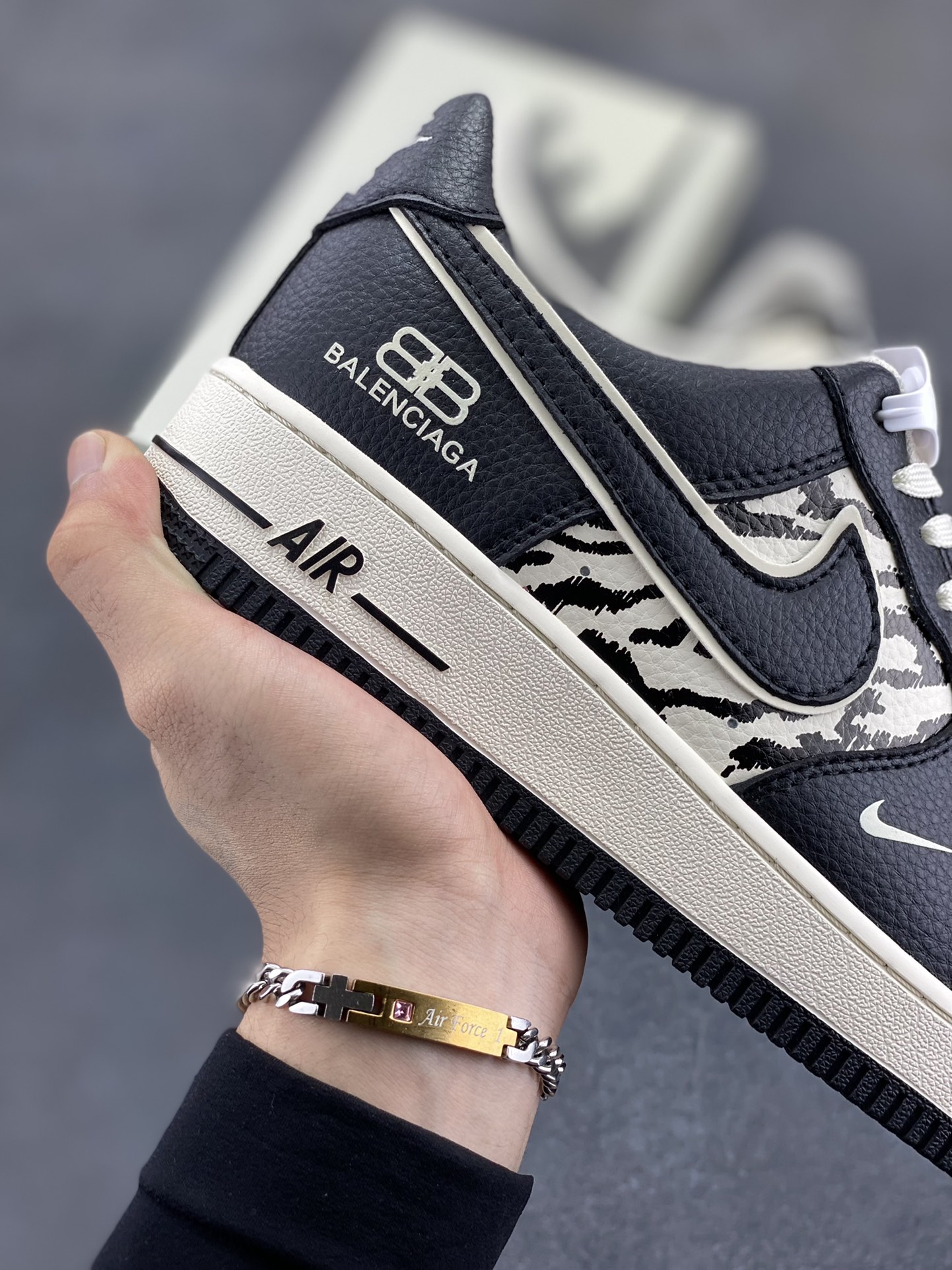 图片[6]-Nike Air Force 1 \’07 Low “巴黎世家联名——雪山米白黑”空军一号 低帮 运动鞋 休闲鞋 折边针车 工艺难度大 原楦头原纸板 原装鞋盒 定制五金配件 内置全掌气垫 原厂鞋底 货号：HJ3318-004 尺码：36 36.5 37.5 38 38.5 39 40 40.5 41 42 42.5 43 44 44.5 45-选品中心