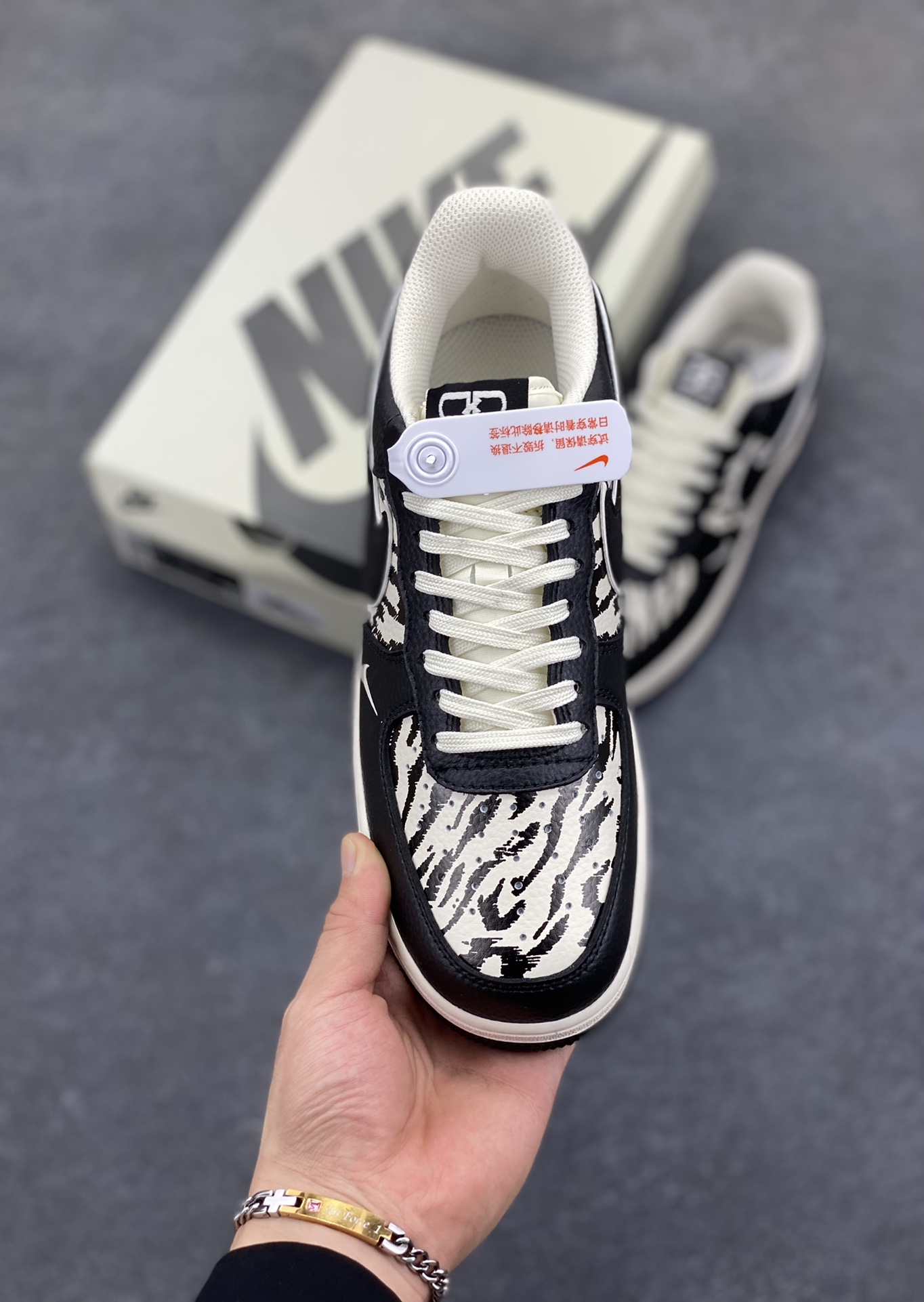 图片[2]-Nike Air Force 1 \’07 Low “巴黎世家联名——雪山米白黑”空军一号 低帮 运动鞋 休闲鞋 折边针车 工艺难度大 原楦头原纸板 原装鞋盒 定制五金配件 内置全掌气垫 原厂鞋底 货号：HJ3318-004 尺码：36 36.5 37.5 38 38.5 39 40 40.5 41 42 42.5 43 44 44.5 45-选品中心