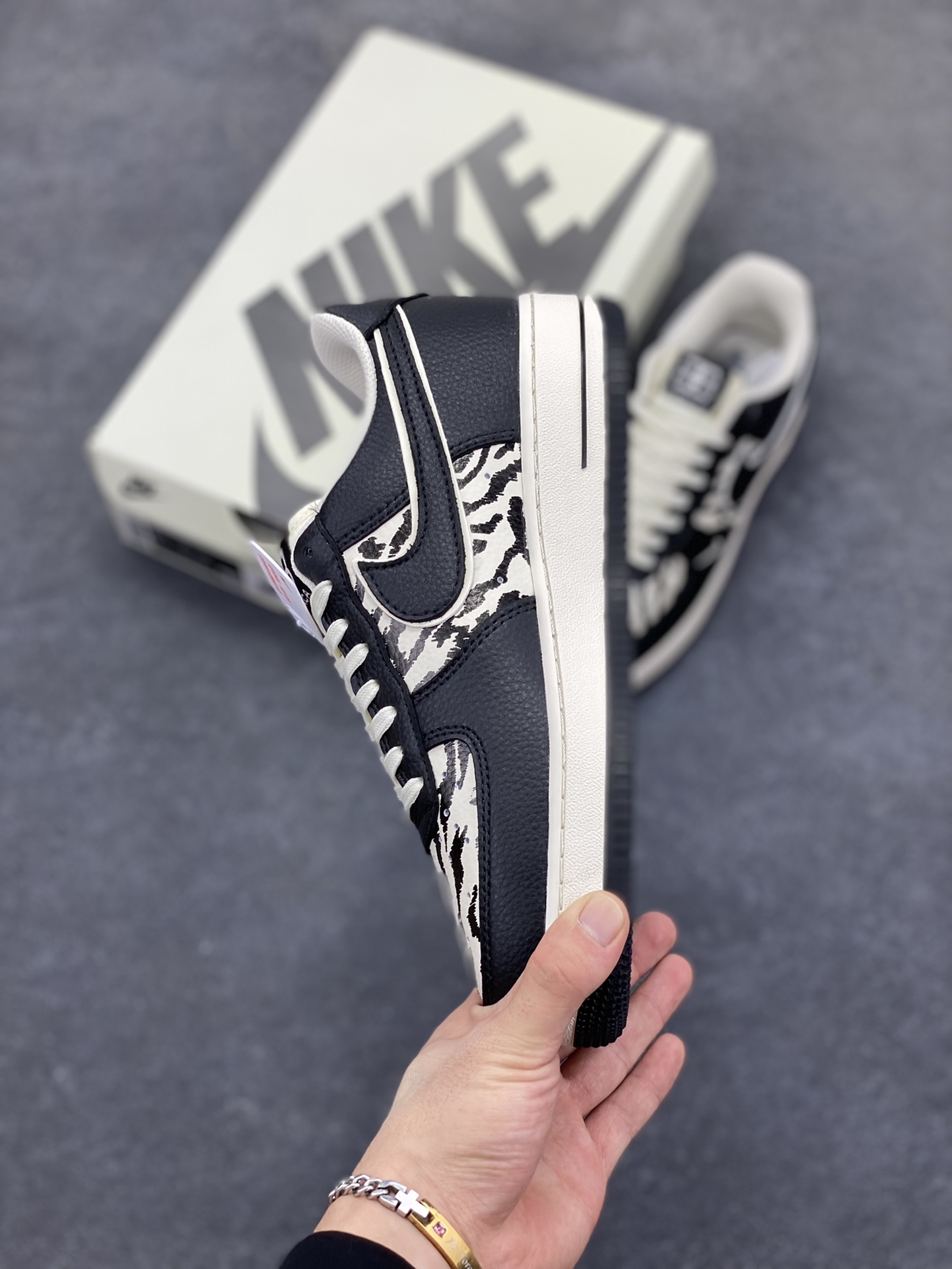 图片[3]-Nike Air Force 1 \’07 Low “巴黎世家联名——雪山米白黑”空军一号 低帮 运动鞋 休闲鞋 折边针车 工艺难度大 原楦头原纸板 原装鞋盒 定制五金配件 内置全掌气垫 原厂鞋底 货号：HJ3318-004 尺码：36 36.5 37.5 38 38.5 39 40 40.5 41 42 42.5 43 44 44.5 45-选品中心