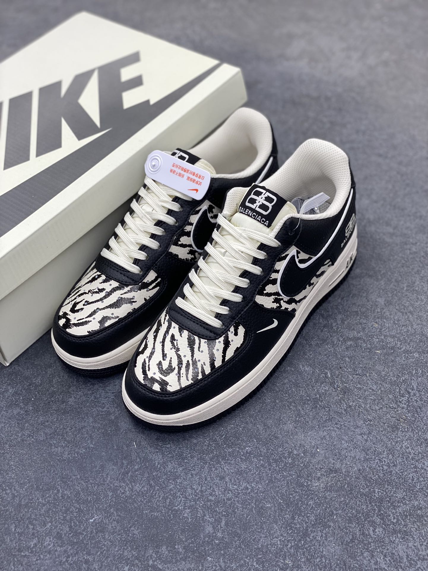 图片[8]-Nike Air Force 1 \’07 Low “巴黎世家联名——雪山米白黑”空军一号 低帮 运动鞋 休闲鞋 折边针车 工艺难度大 原楦头原纸板 原装鞋盒 定制五金配件 内置全掌气垫 原厂鞋底 货号：HJ3318-004 尺码：36 36.5 37.5 38 38.5 39 40 40.5 41 42 42.5 43 44 44.5 45-选品中心