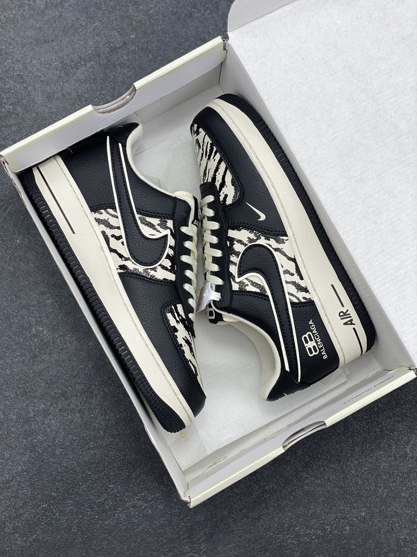 图片[9]-Nike Air Force 1 \’07 Low “巴黎世家联名——雪山米白黑”空军一号 低帮 运动鞋 休闲鞋 折边针车 工艺难度大 原楦头原纸板 原装鞋盒 定制五金配件 内置全掌气垫 原厂鞋底 货号：HJ3318-004 尺码：36 36.5 37.5 38 38.5 39 40 40.5 41 42 42.5 43 44 44.5 45-选品中心