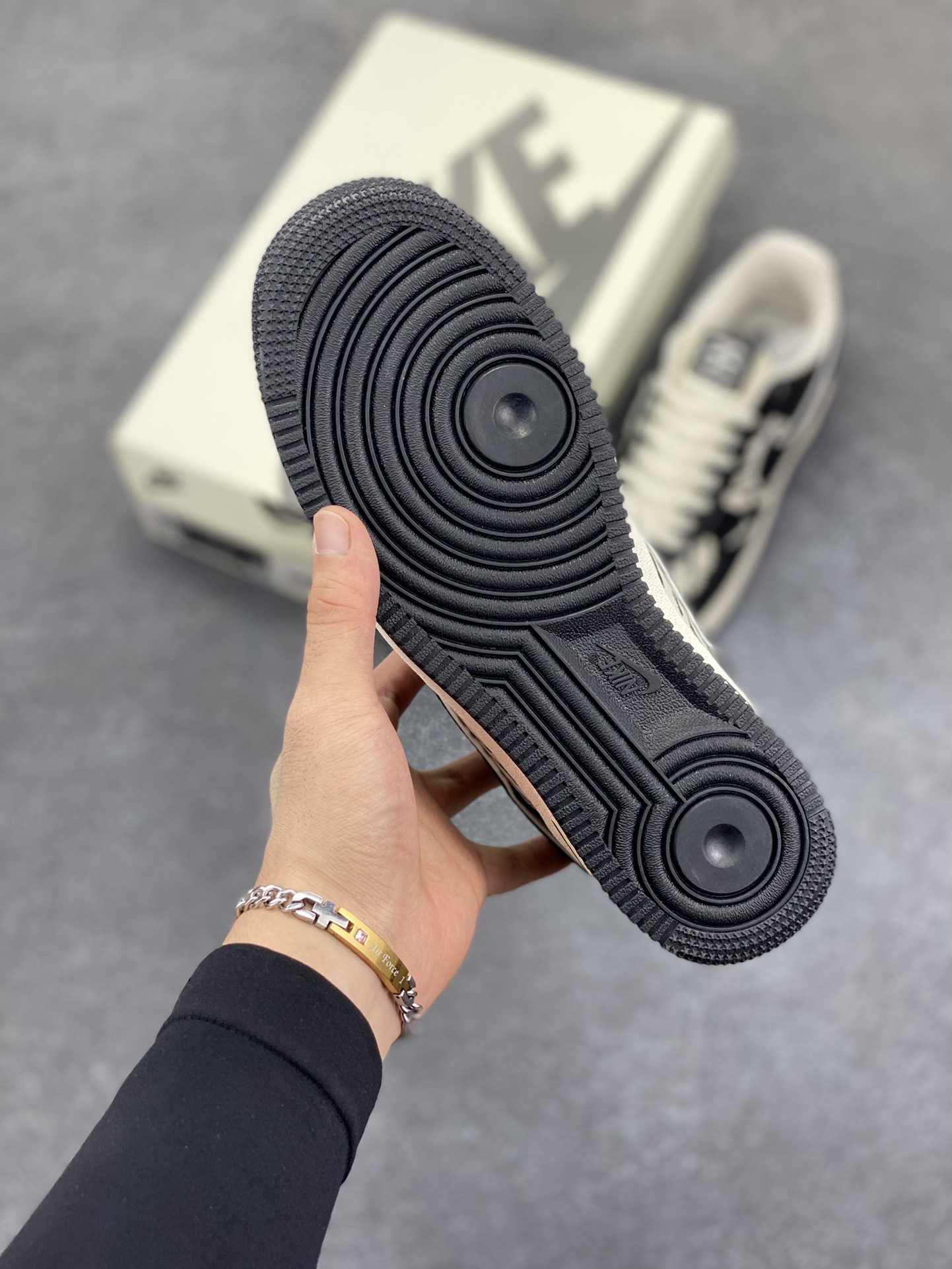 图片[5]-Nike Air Force 1 \’07 Low “巴黎世家联名——雪山米白黑”空军一号 低帮 运动鞋 休闲鞋 折边针车 工艺难度大 原楦头原纸板 原装鞋盒 定制五金配件 内置全掌气垫 原厂鞋底 货号：HJ3318-004 尺码：36 36.5 37.5 38 38.5 39 40 40.5 41 42 42.5 43 44 44.5 45-选品中心