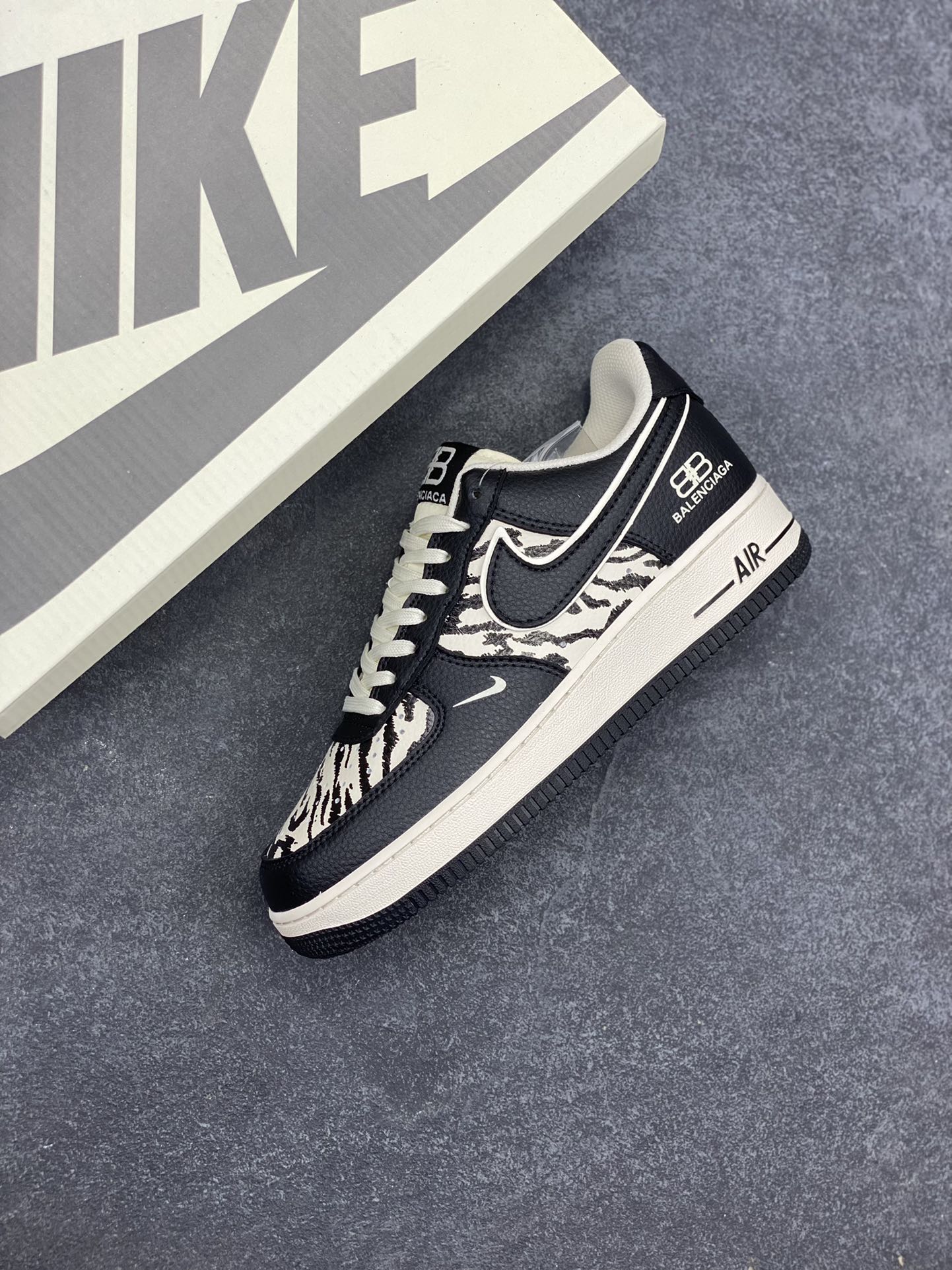 图片[7]-Nike Air Force 1 \’07 Low “巴黎世家联名——雪山米白黑”空军一号 低帮 运动鞋 休闲鞋 折边针车 工艺难度大 原楦头原纸板 原装鞋盒 定制五金配件 内置全掌气垫 原厂鞋底 货号：HJ3318-004 尺码：36 36.5 37.5 38 38.5 39 40 40.5 41 42 42.5 43 44 44.5 45-选品中心