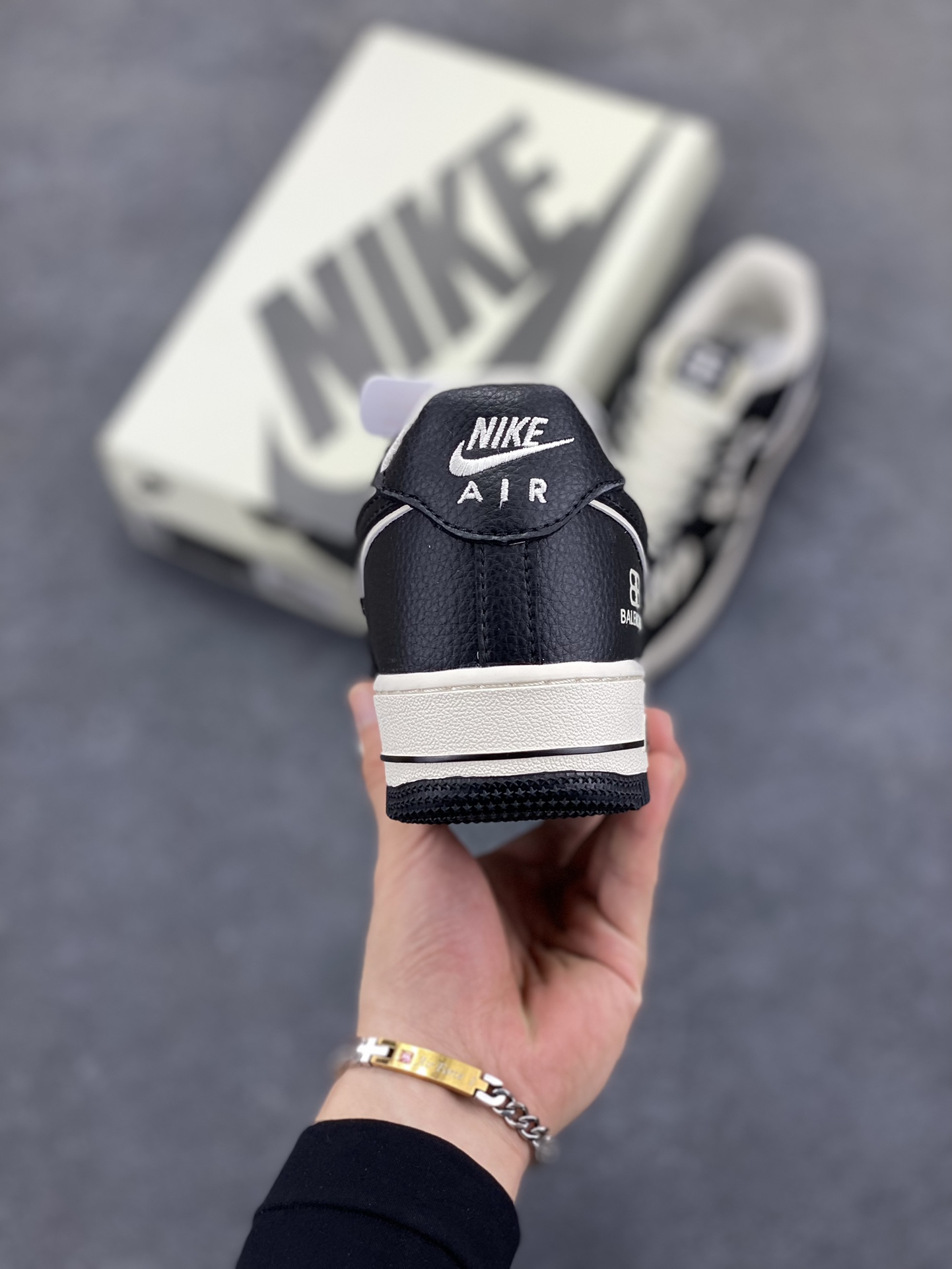 图片[4]-Nike Air Force 1 \’07 Low “巴黎世家联名——雪山米白黑”空军一号 低帮 运动鞋 休闲鞋 折边针车 工艺难度大 原楦头原纸板 原装鞋盒 定制五金配件 内置全掌气垫 原厂鞋底 货号：HJ3318-004 尺码：36 36.5 37.5 38 38.5 39 40 40.5 41 42 42.5 43 44 44.5 45-选品中心