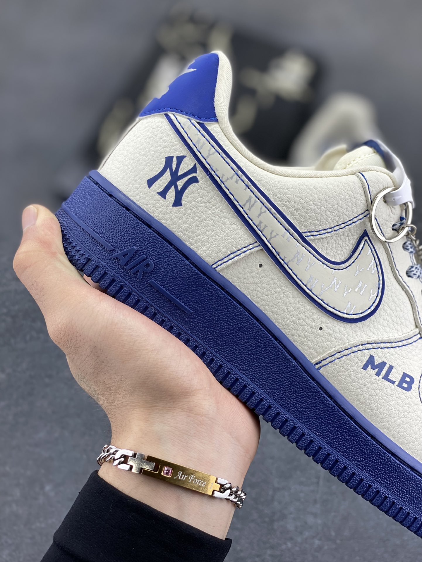 图片[6]-Nike Air Force 1 \’07 Low “MLB联名——米蓝线反光”空军一号 低帮 运动鞋 休闲鞋 折边针车 工艺难度大 原楦头原纸板 原装鞋盒 定制五金配件 内置全掌气垫 原厂鞋底 货号：KJ1688-010 尺码：36 36.5 37.5 38 38.5 39 40 40.5 41 42 42.5 43 44 44.5 45-选品中心