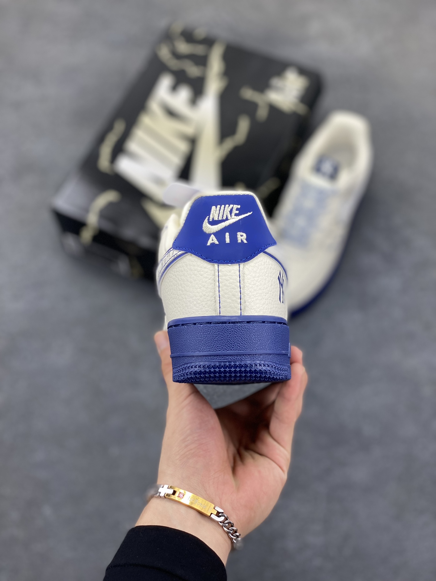 图片[4]-Nike Air Force 1 \’07 Low “MLB联名——米蓝线反光”空军一号 低帮 运动鞋 休闲鞋 折边针车 工艺难度大 原楦头原纸板 原装鞋盒 定制五金配件 内置全掌气垫 原厂鞋底 货号：KJ1688-010 尺码：36 36.5 37.5 38 38.5 39 40 40.5 41 42 42.5 43 44 44.5 45-选品中心