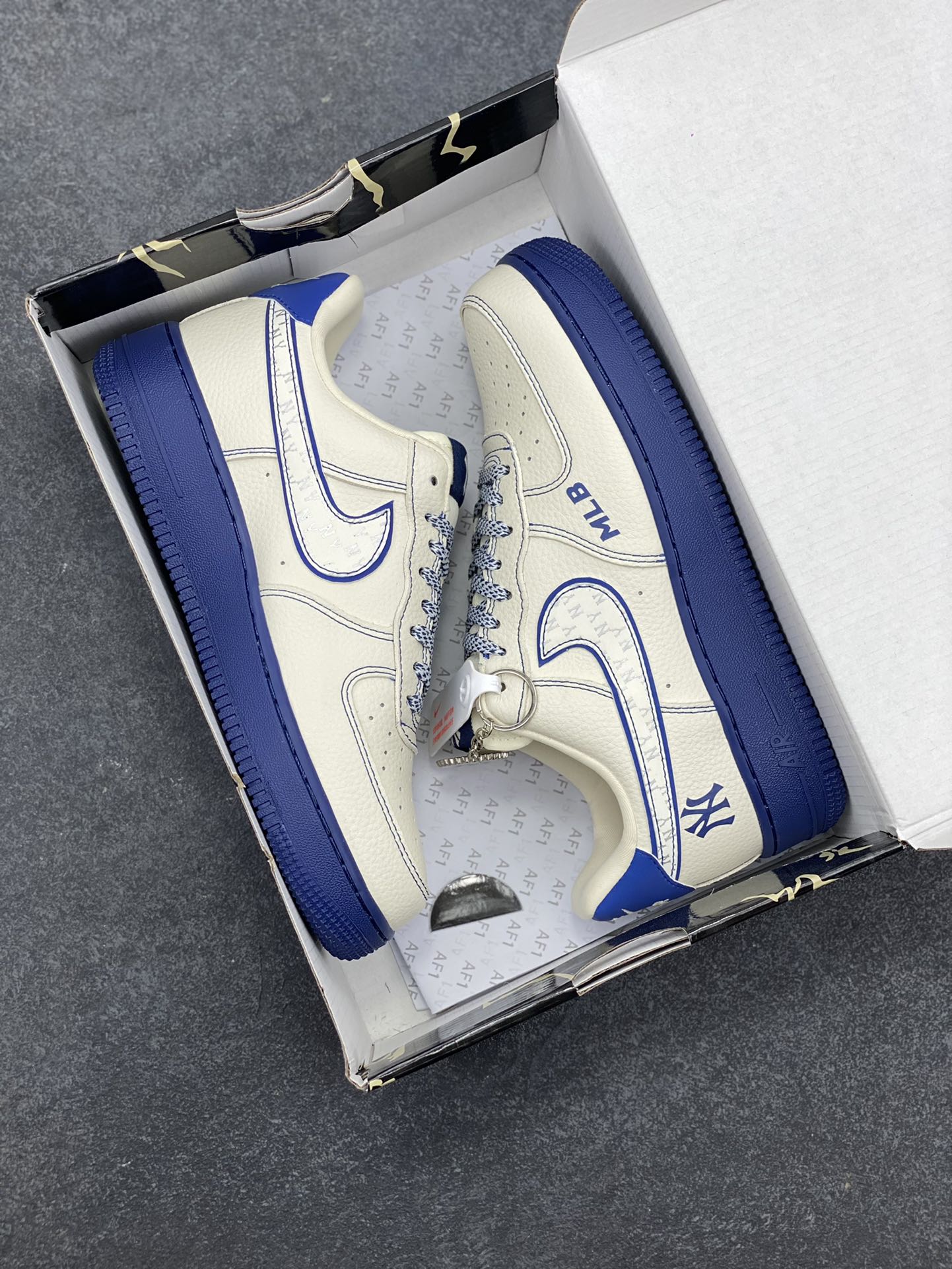 图片[9]-Nike Air Force 1 \’07 Low “MLB联名——米蓝线反光”空军一号 低帮 运动鞋 休闲鞋 折边针车 工艺难度大 原楦头原纸板 原装鞋盒 定制五金配件 内置全掌气垫 原厂鞋底 货号：KJ1688-010 尺码：36 36.5 37.5 38 38.5 39 40 40.5 41 42 42.5 43 44 44.5 45-选品中心