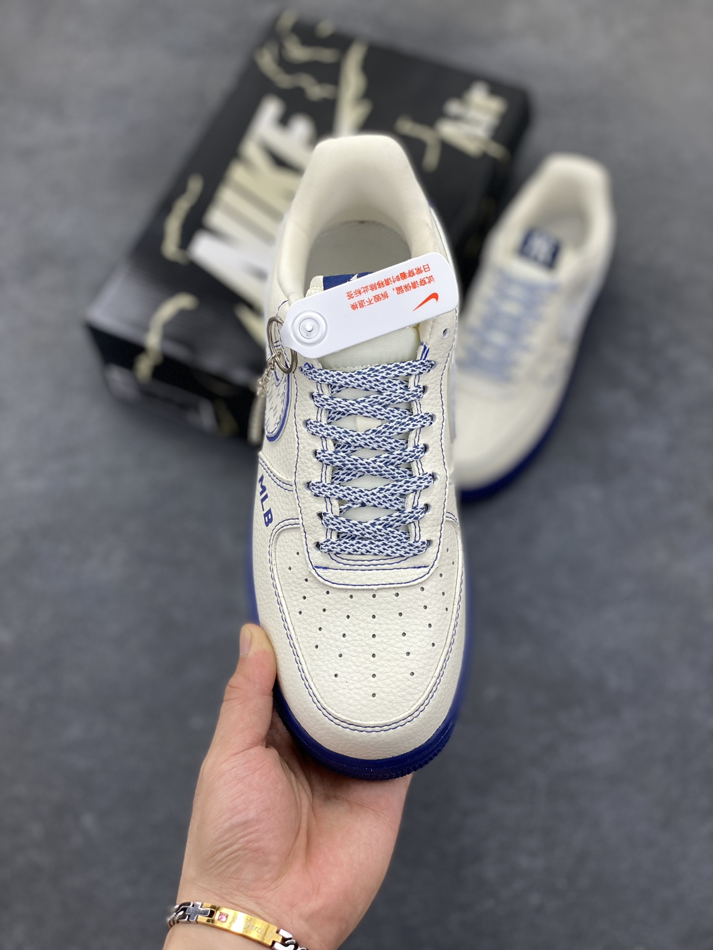 图片[2]-Nike Air Force 1 \’07 Low “MLB联名——米蓝线反光”空军一号 低帮 运动鞋 休闲鞋 折边针车 工艺难度大 原楦头原纸板 原装鞋盒 定制五金配件 内置全掌气垫 原厂鞋底 货号：KJ1688-010 尺码：36 36.5 37.5 38 38.5 39 40 40.5 41 42 42.5 43 44 44.5 45-选品中心