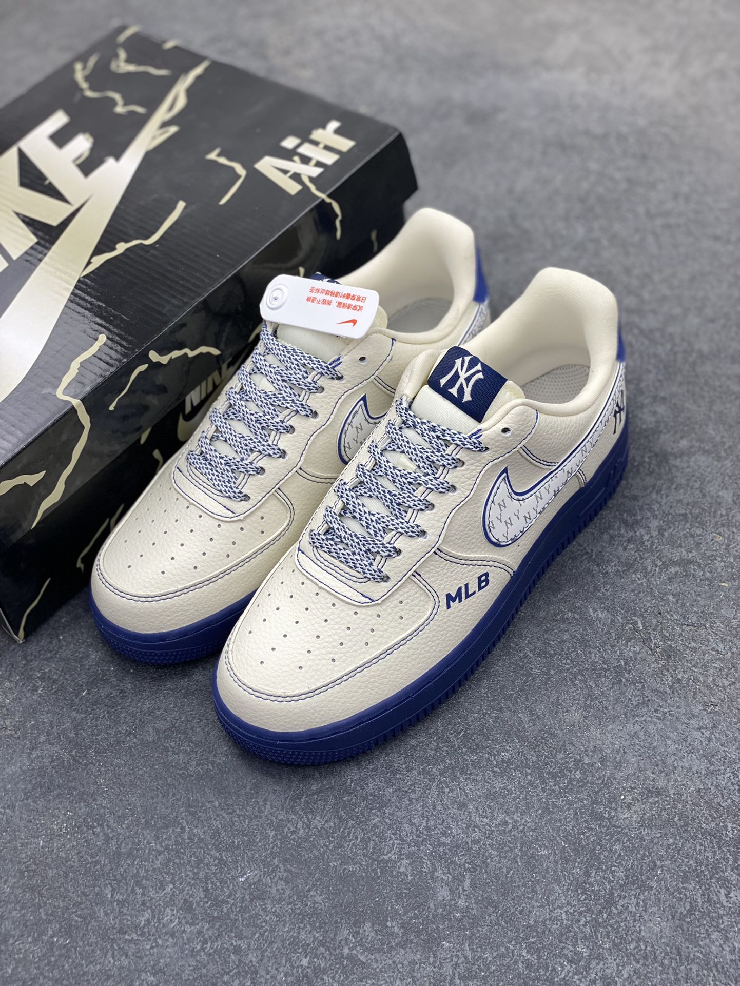 图片[8]-Nike Air Force 1 \’07 Low “MLB联名——米蓝线反光”空军一号 低帮 运动鞋 休闲鞋 折边针车 工艺难度大 原楦头原纸板 原装鞋盒 定制五金配件 内置全掌气垫 原厂鞋底 货号：KJ1688-010 尺码：36 36.5 37.5 38 38.5 39 40 40.5 41 42 42.5 43 44 44.5 45-选品中心