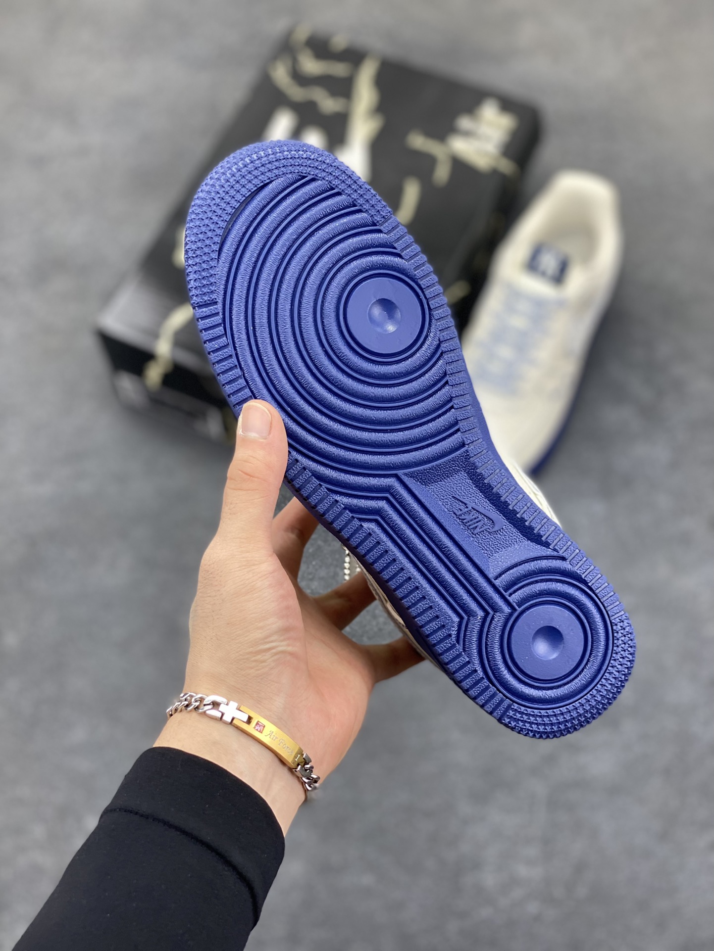 图片[5]-Nike Air Force 1 \’07 Low “MLB联名——米蓝线反光”空军一号 低帮 运动鞋 休闲鞋 折边针车 工艺难度大 原楦头原纸板 原装鞋盒 定制五金配件 内置全掌气垫 原厂鞋底 货号：KJ1688-010 尺码：36 36.5 37.5 38 38.5 39 40 40.5 41 42 42.5 43 44 44.5 45-选品中心