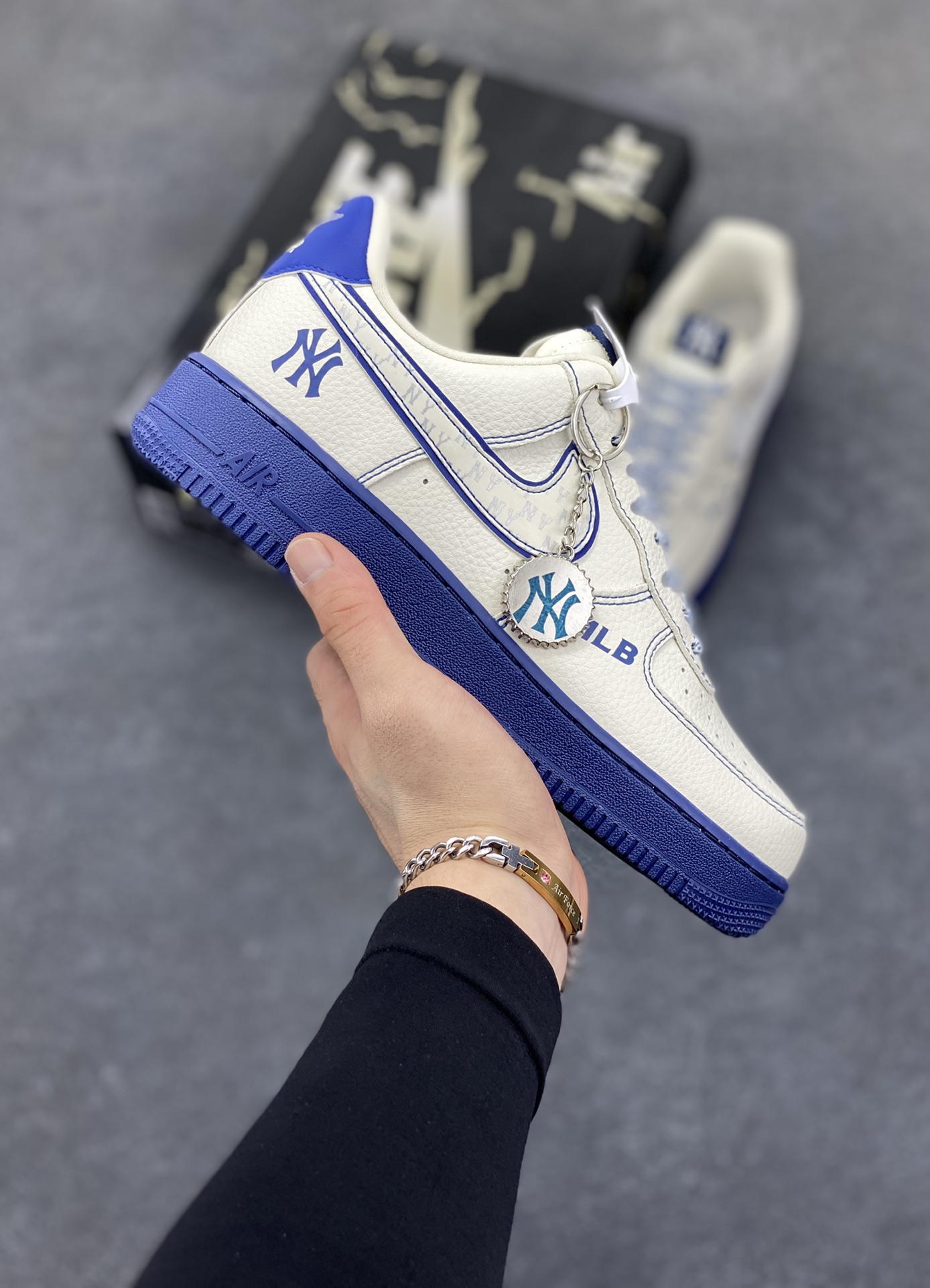 Nike Air Force 1 \'07 Low “MLB联名——米蓝线反光”空军一号 低帮 运动鞋 休闲鞋 折边针车 工艺难度大 原楦头原纸板 原装鞋盒 定制五金配件 内置全掌气垫 原厂鞋底 货号：KJ1688-010 尺码：36 36.5 37.5 38 38.5 39 40 40.5 41 42 42.5 43 44 44.5 45-选品中心
