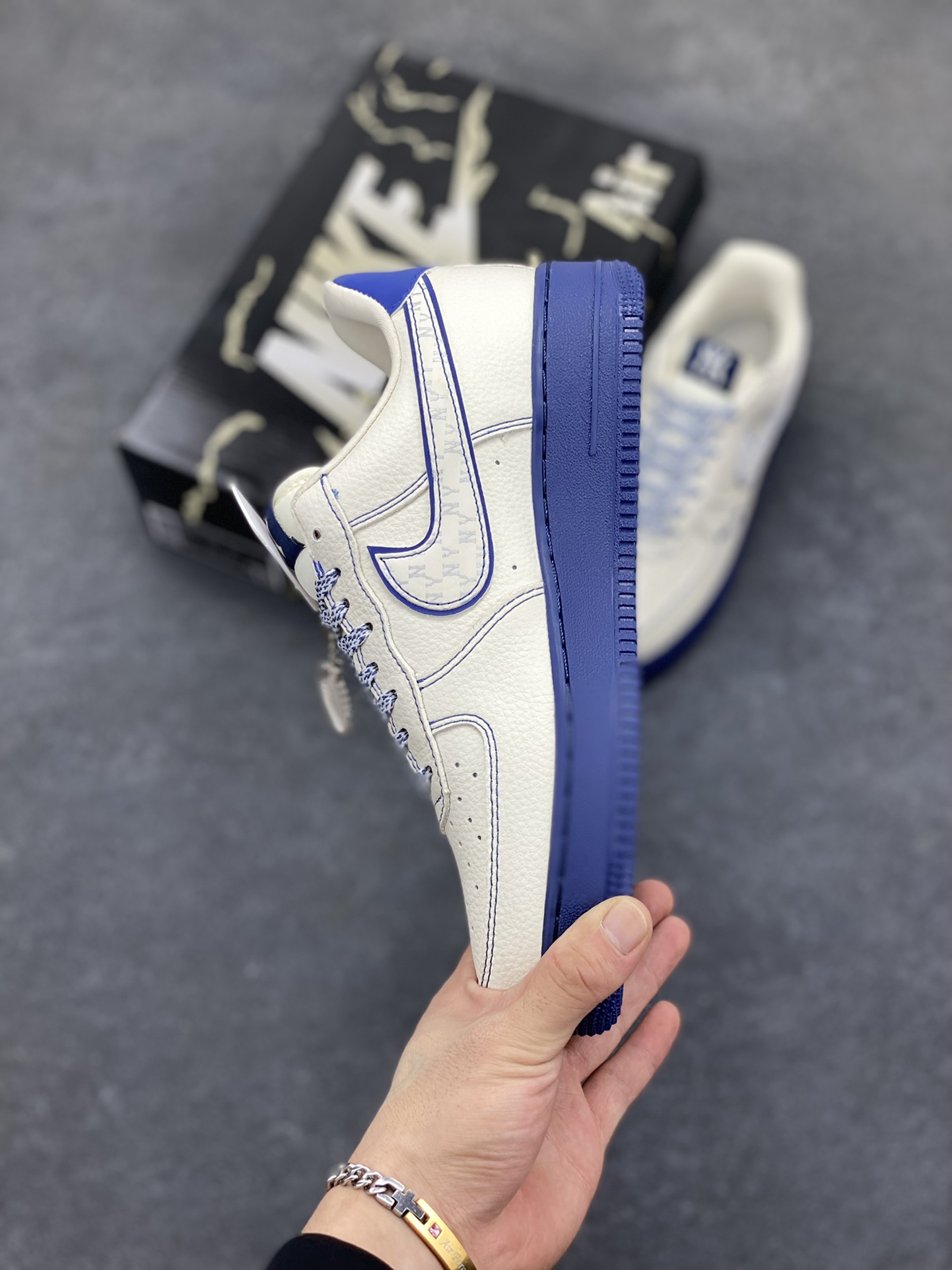 图片[3]-Nike Air Force 1 \’07 Low “MLB联名——米蓝线反光”空军一号 低帮 运动鞋 休闲鞋 折边针车 工艺难度大 原楦头原纸板 原装鞋盒 定制五金配件 内置全掌气垫 原厂鞋底 货号：KJ1688-010 尺码：36 36.5 37.5 38 38.5 39 40 40.5 41 42 42.5 43 44 44.5 45-选品中心