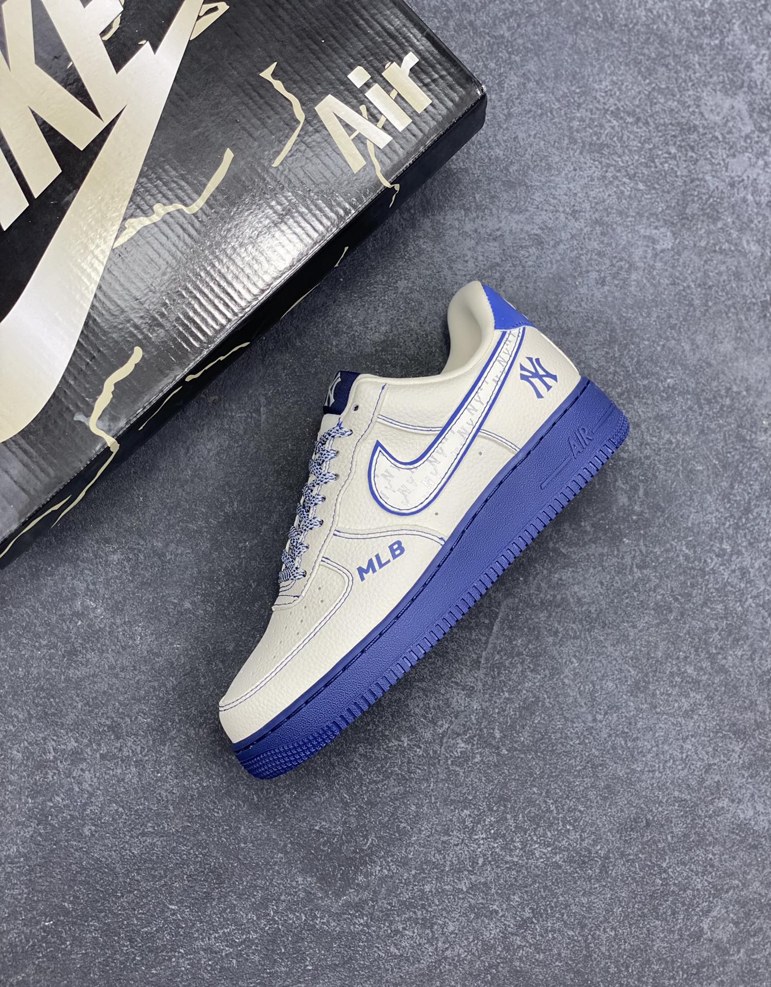 图片[7]-Nike Air Force 1 \’07 Low “MLB联名——米蓝线反光”空军一号 低帮 运动鞋 休闲鞋 折边针车 工艺难度大 原楦头原纸板 原装鞋盒 定制五金配件 内置全掌气垫 原厂鞋底 货号：KJ1688-010 尺码：36 36.5 37.5 38 38.5 39 40 40.5 41 42 42.5 43 44 44.5 45-选品中心