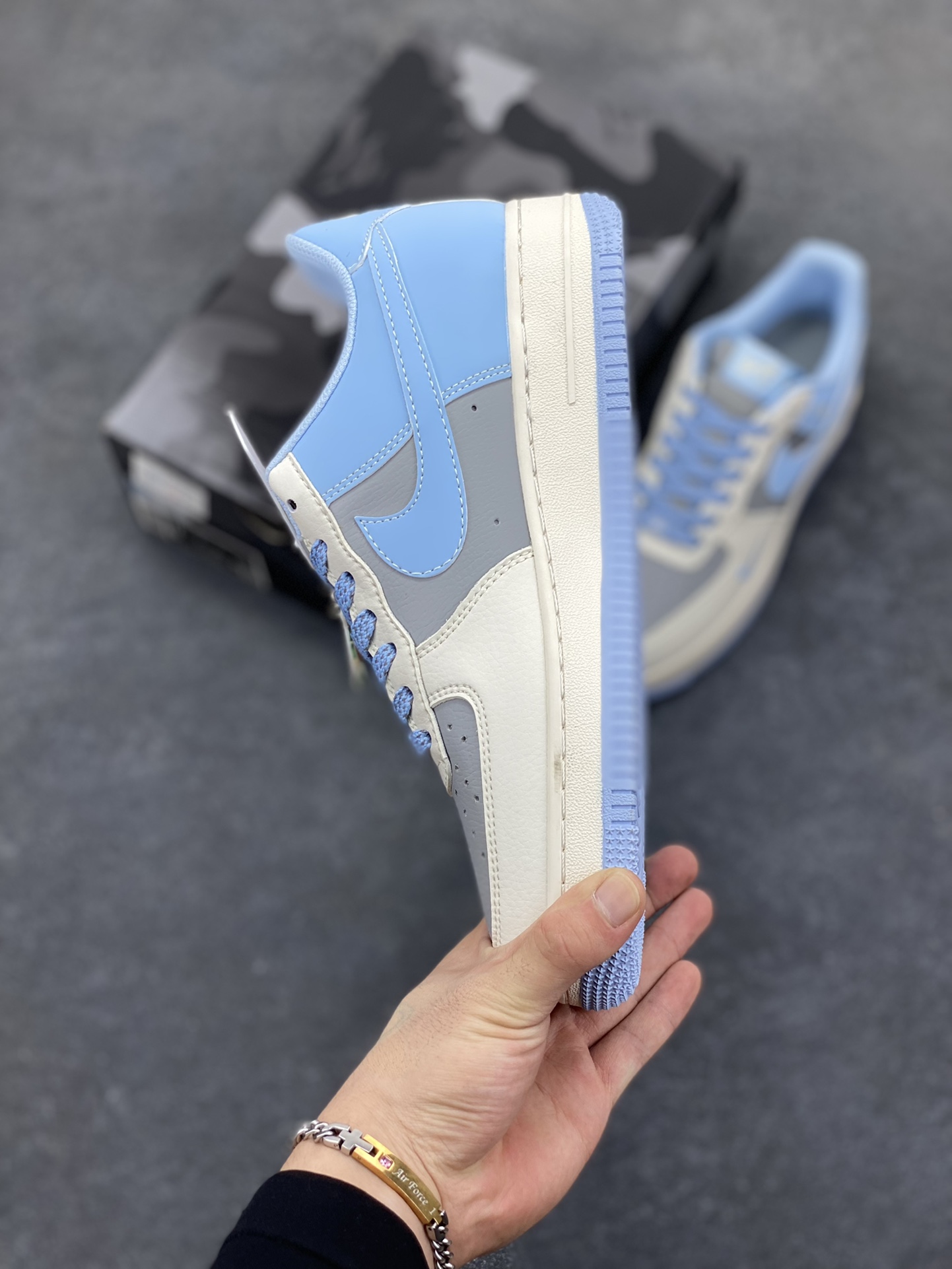 图片[3]-福利特价 NIke Air Force 1 \’07 Low “Bape联名–米灰蓝”空军一号 低帮 运动鞋 休闲鞋 折边针车 工艺难度大 原楦头原纸板 原装鞋盒 定制五金配件 内置全掌气垫 原厂鞋底 货号：BB9599-204 尺码：36 36.5 37.5 38 38.5 39 40 40.5 41 42 42.5 43 44 44.5 45-选品中心